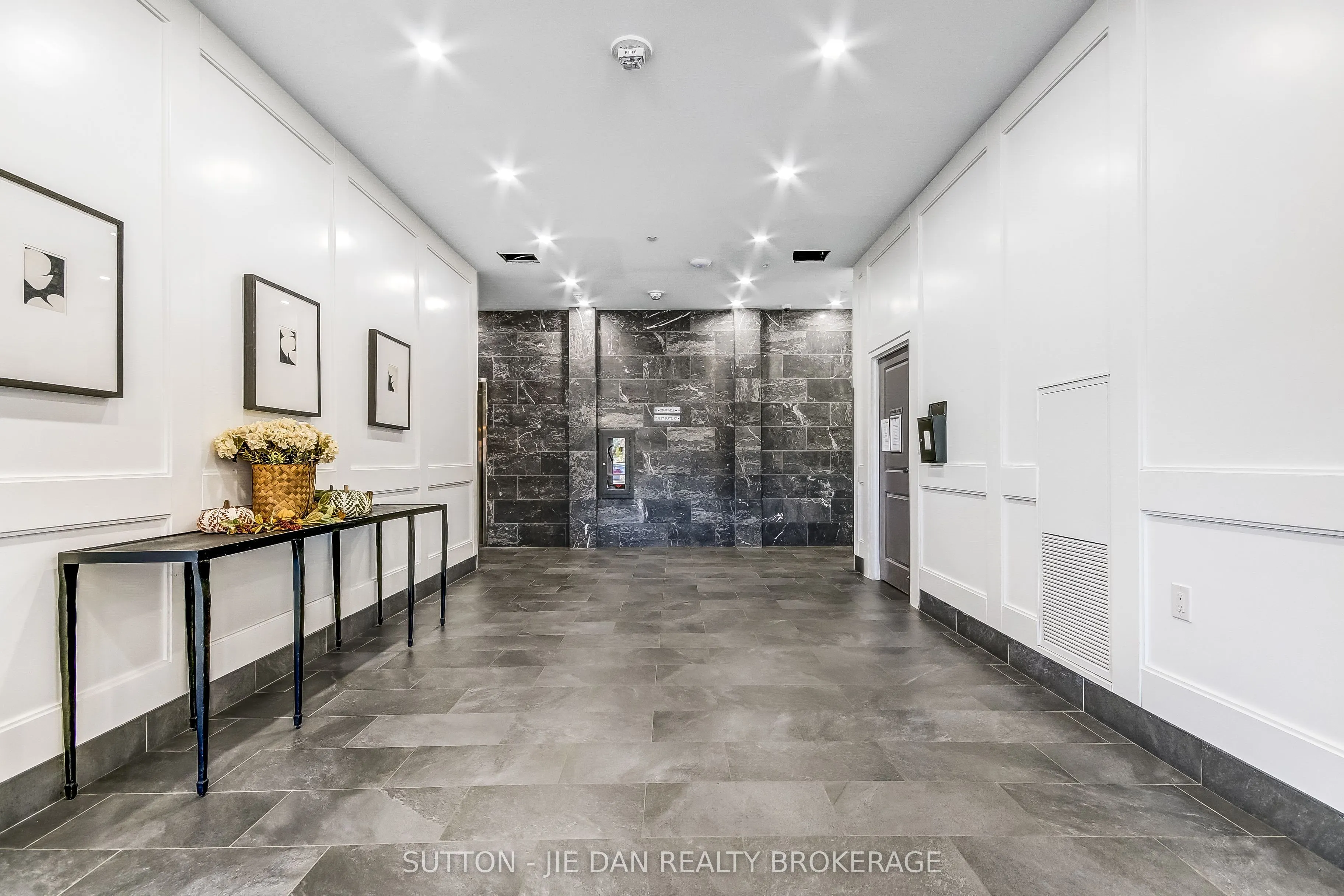 260 Villagewalk Boulevard #912