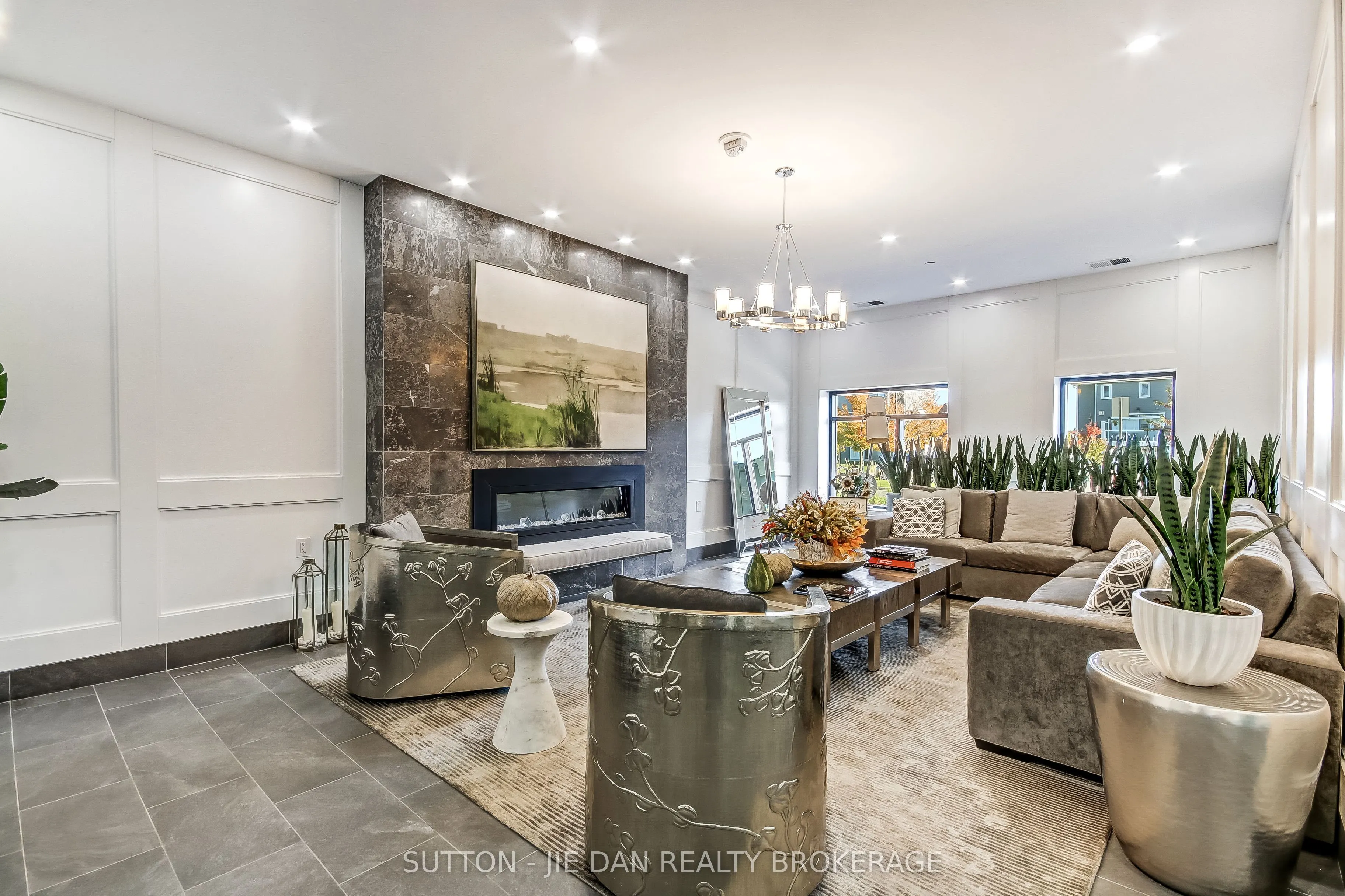 260 Villagewalk Boulevard #912