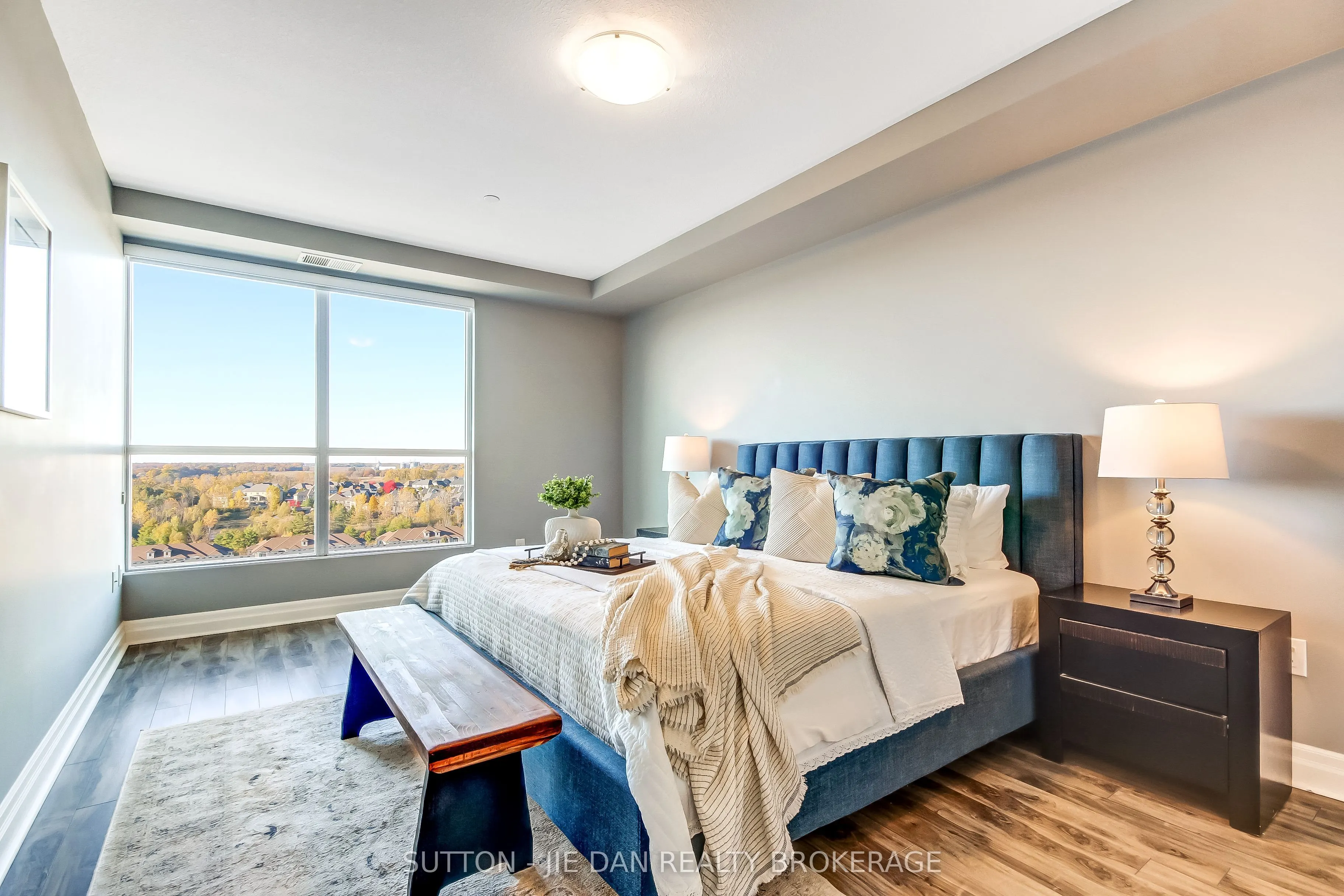 260 Villagewalk Boulevard #912
