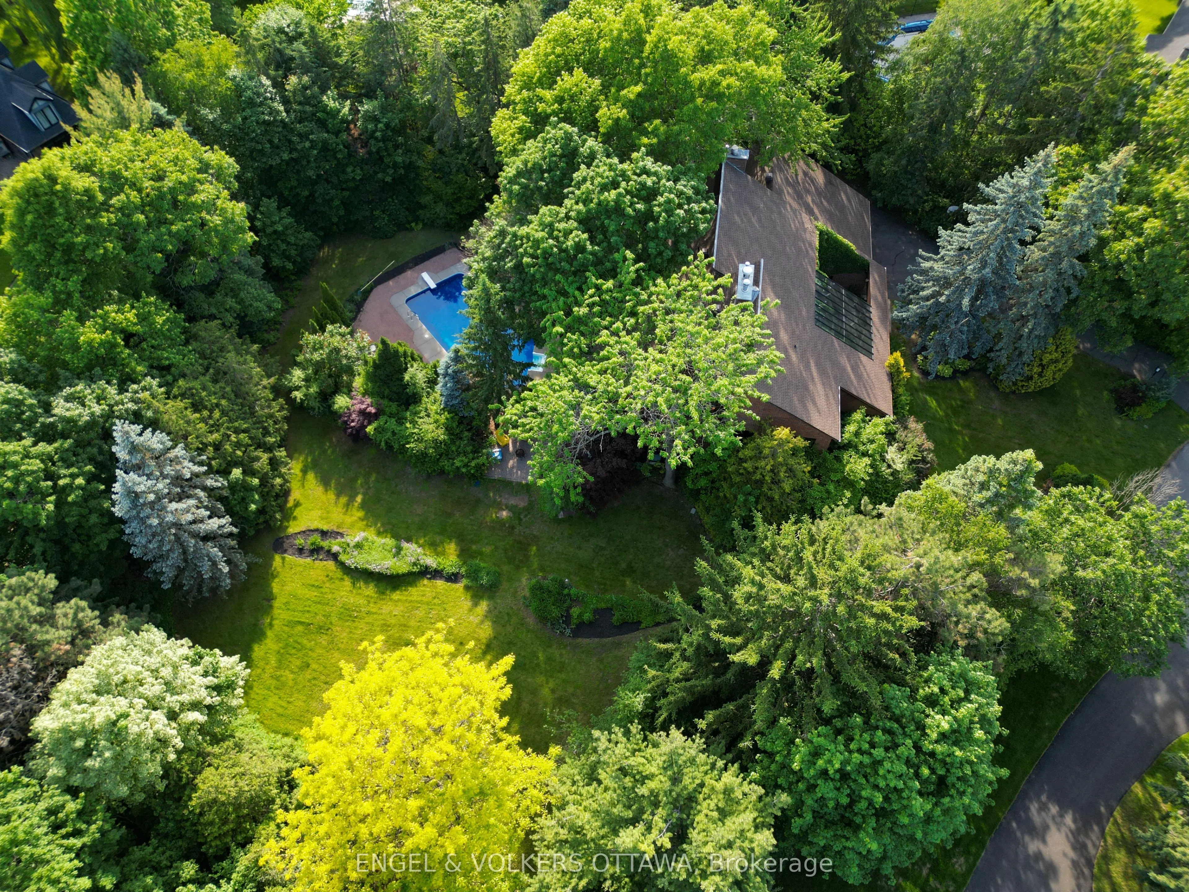 7 Mid Pines Grove