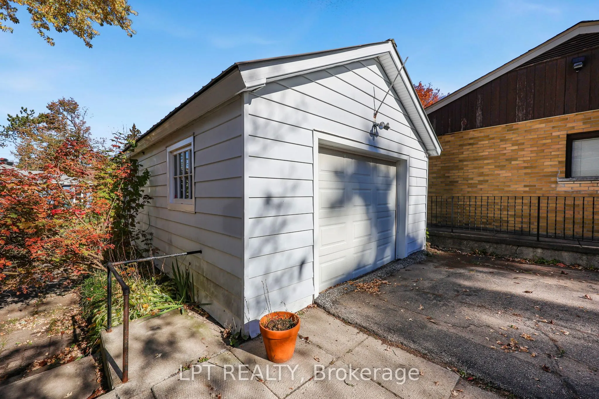 190 Winewood Avenue W