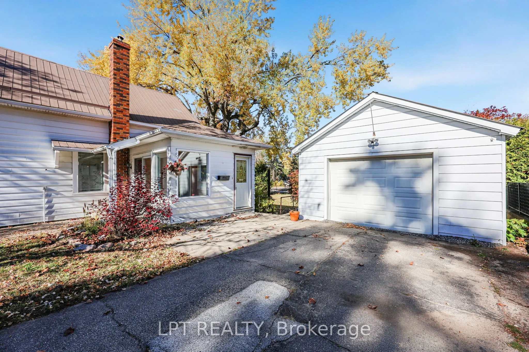 190 Winewood Avenue W