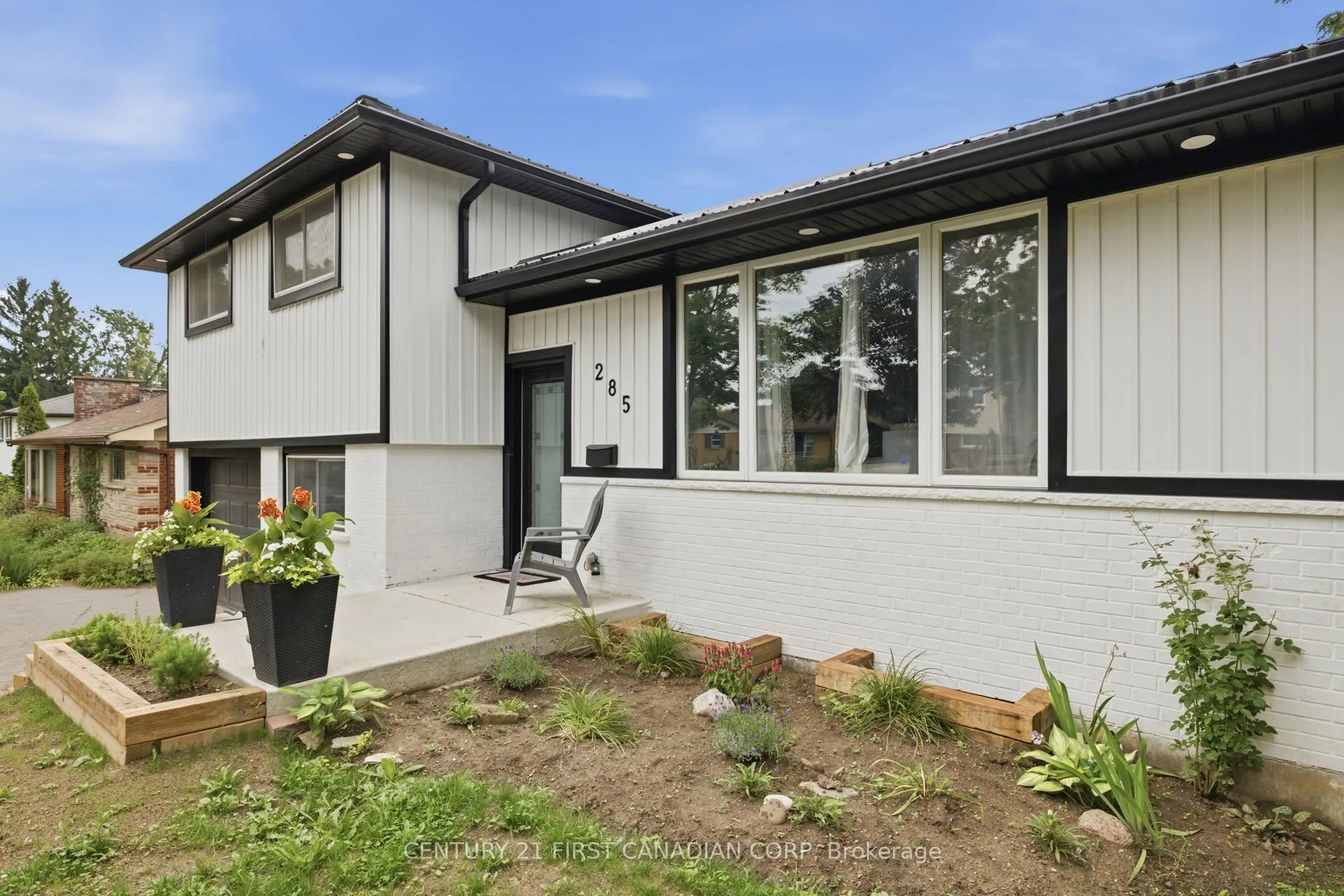 285 Panorama Crescent