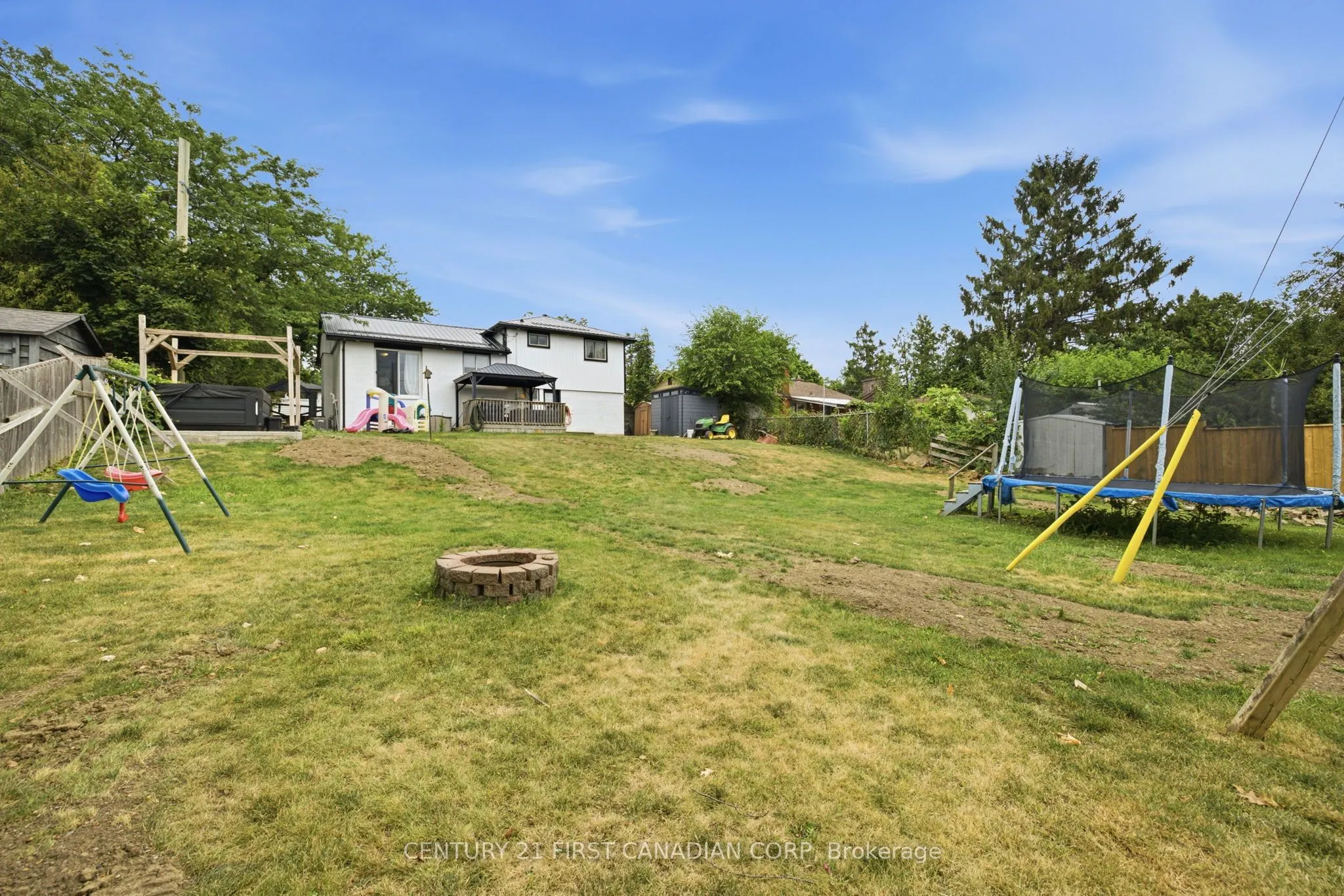 285 Panorama Crescent