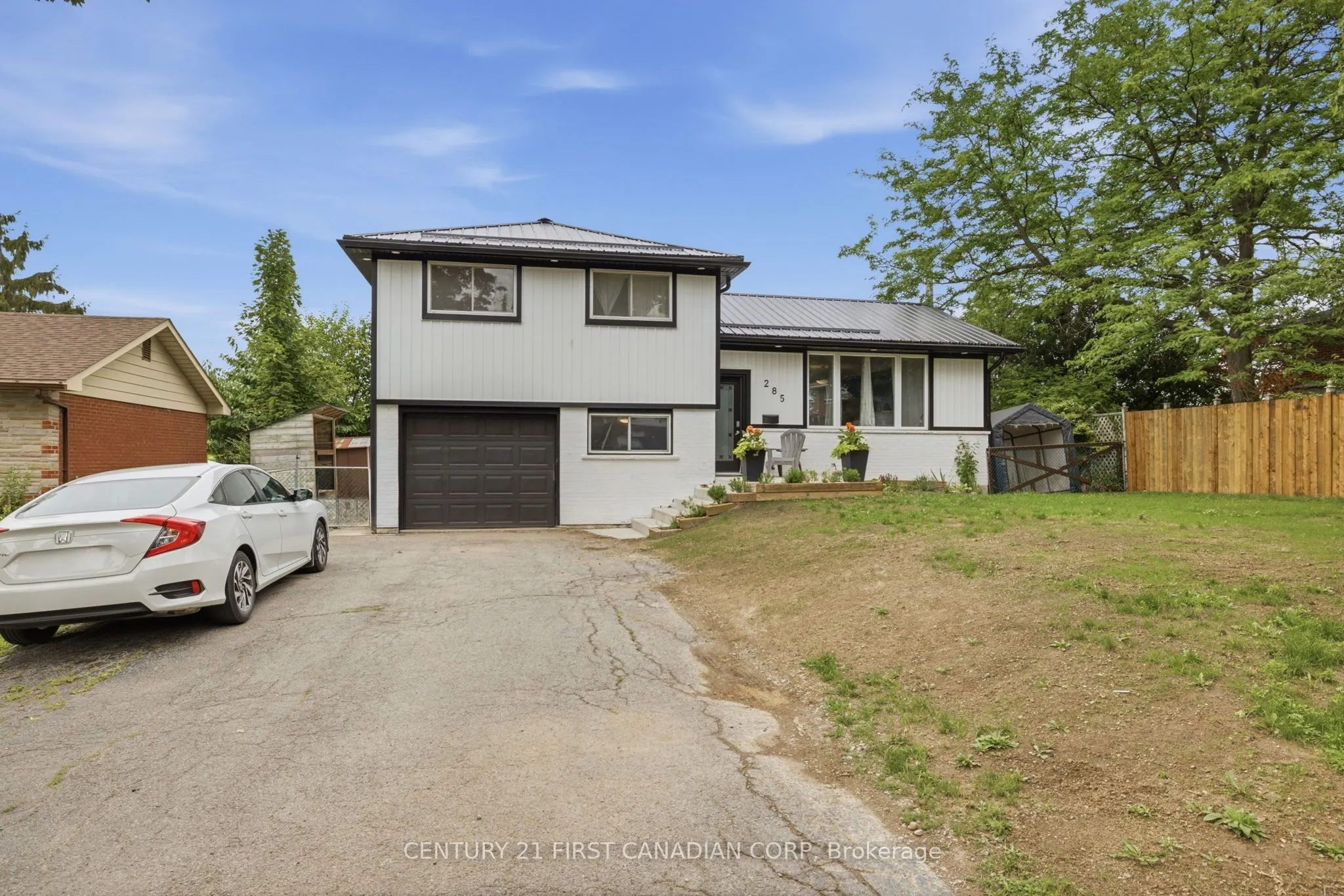 285 Panorama Crescent
