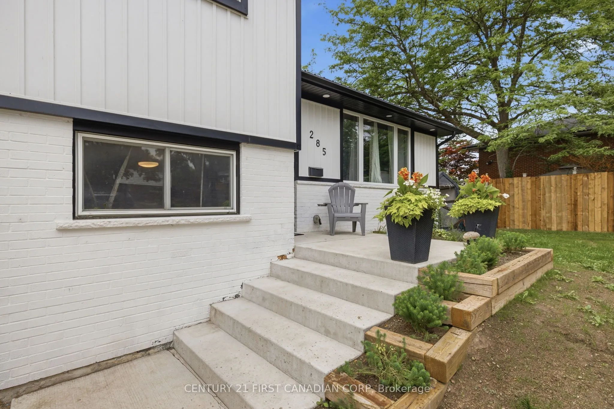 285 Panorama Crescent