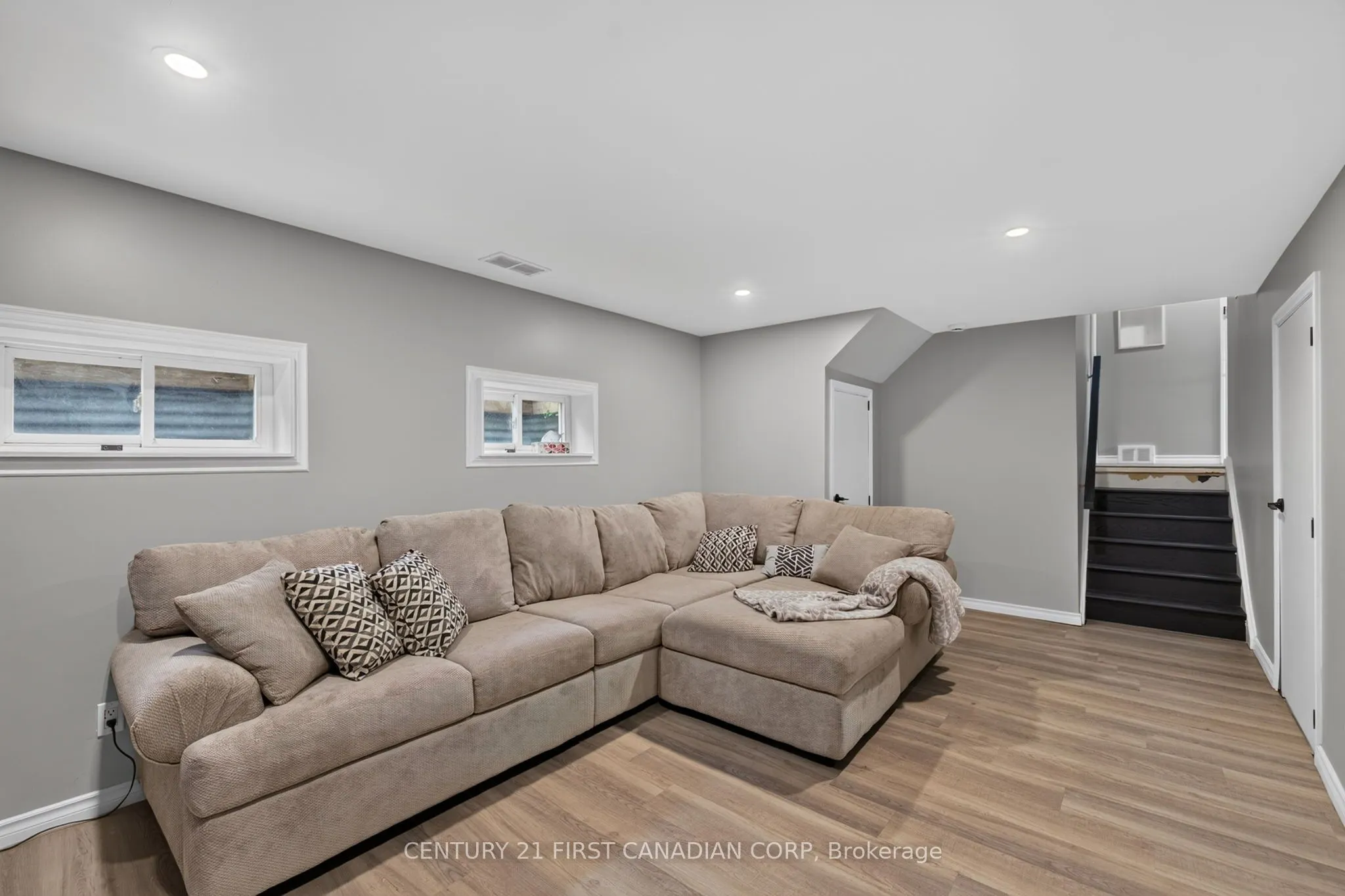 285 Panorama Crescent
