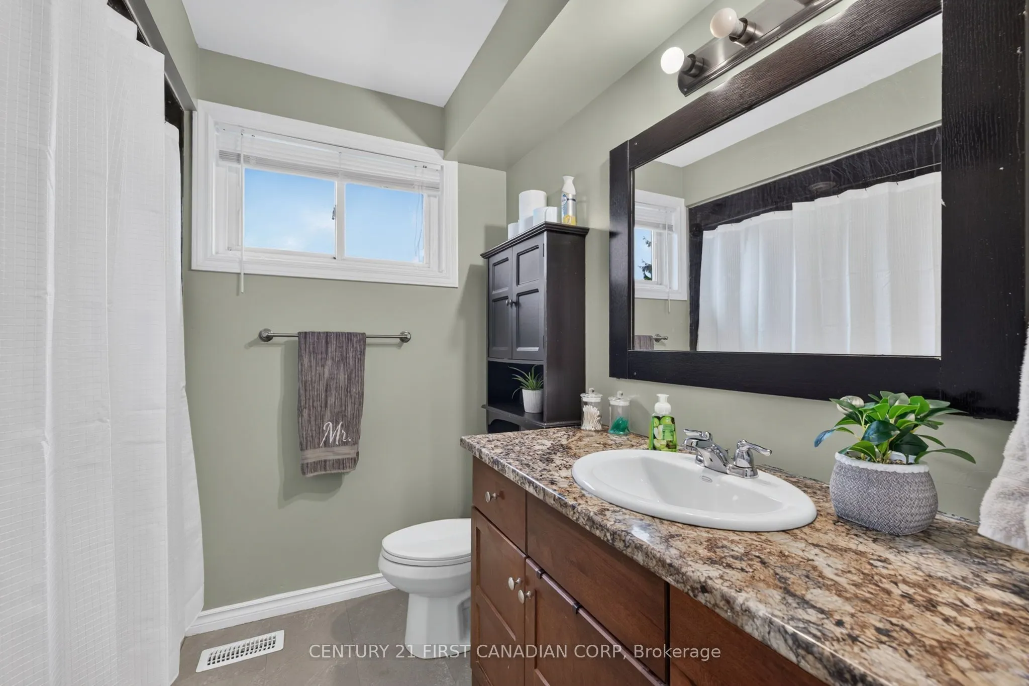 285 Panorama Crescent
