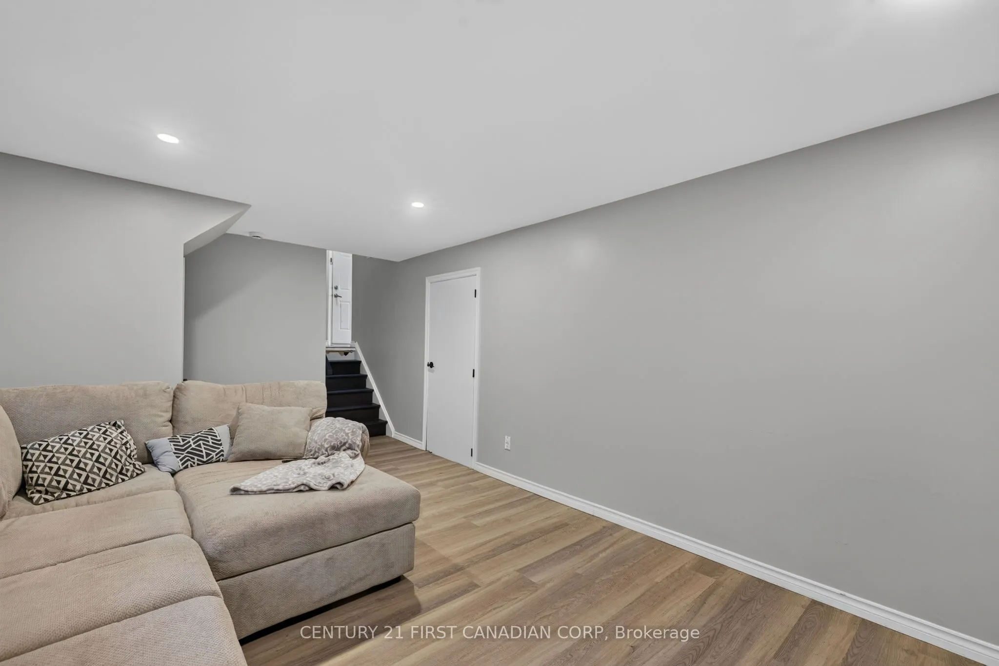 285 Panorama Crescent