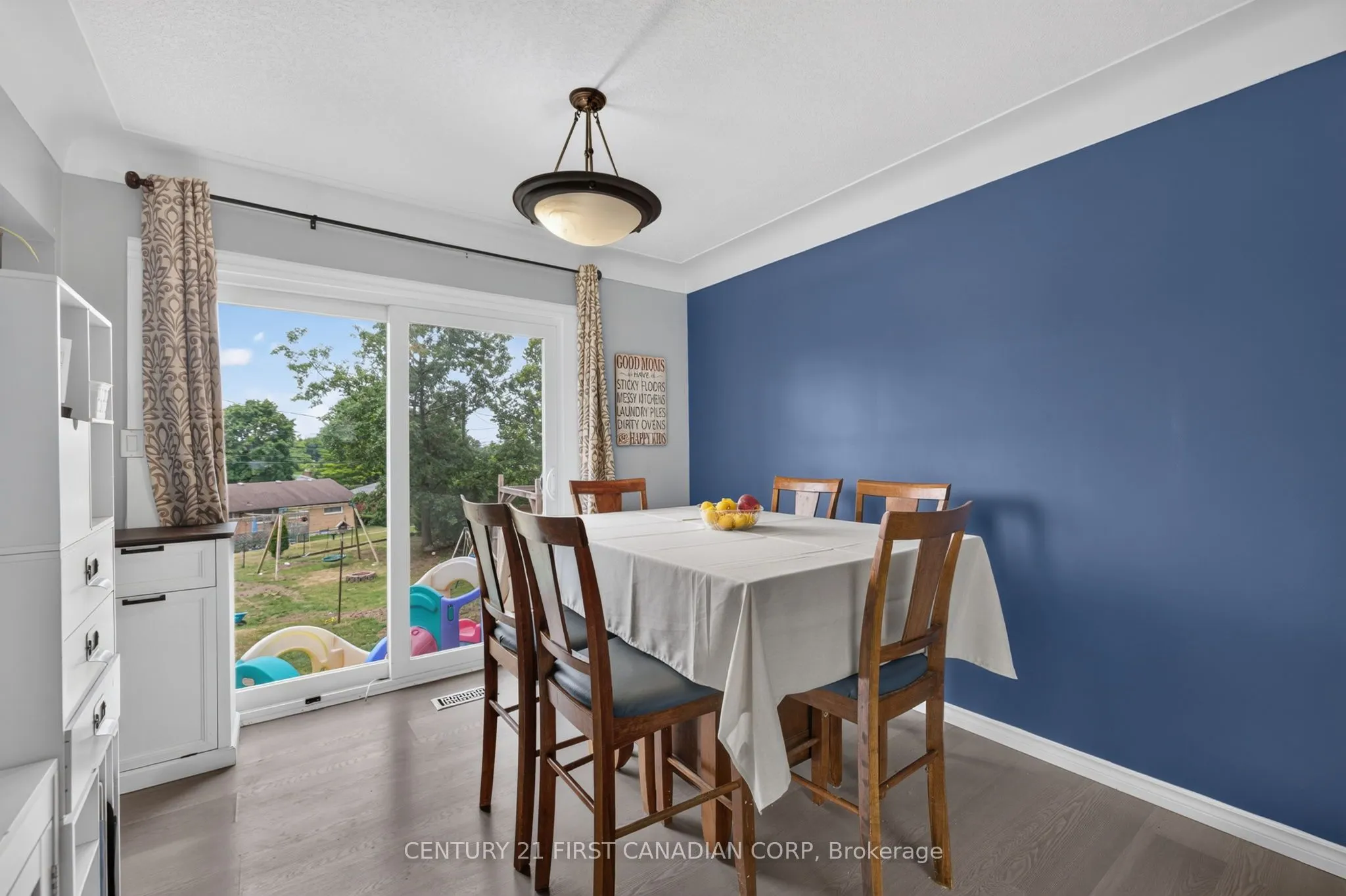285 Panorama Crescent
