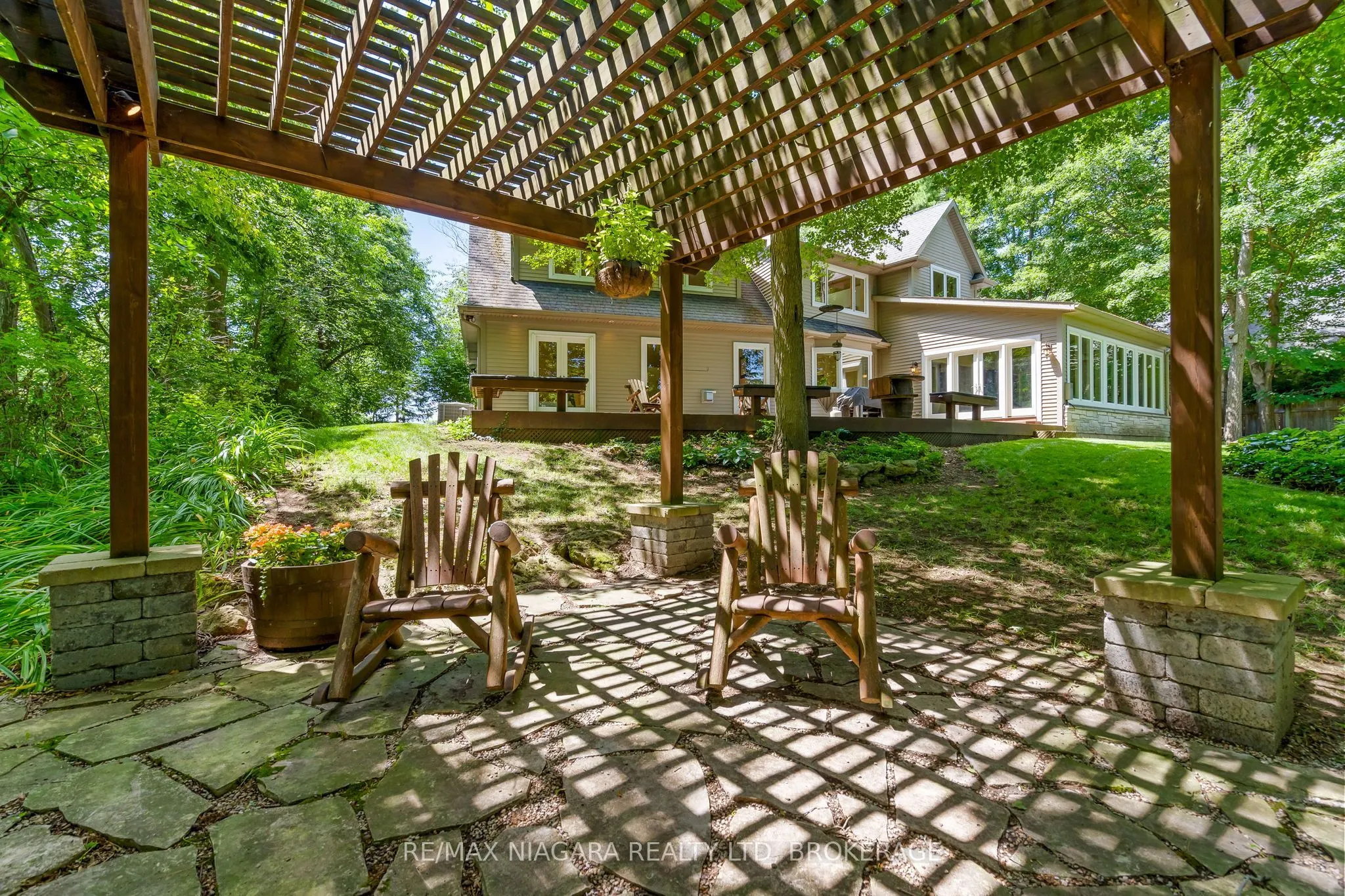 429 Ridge Road E