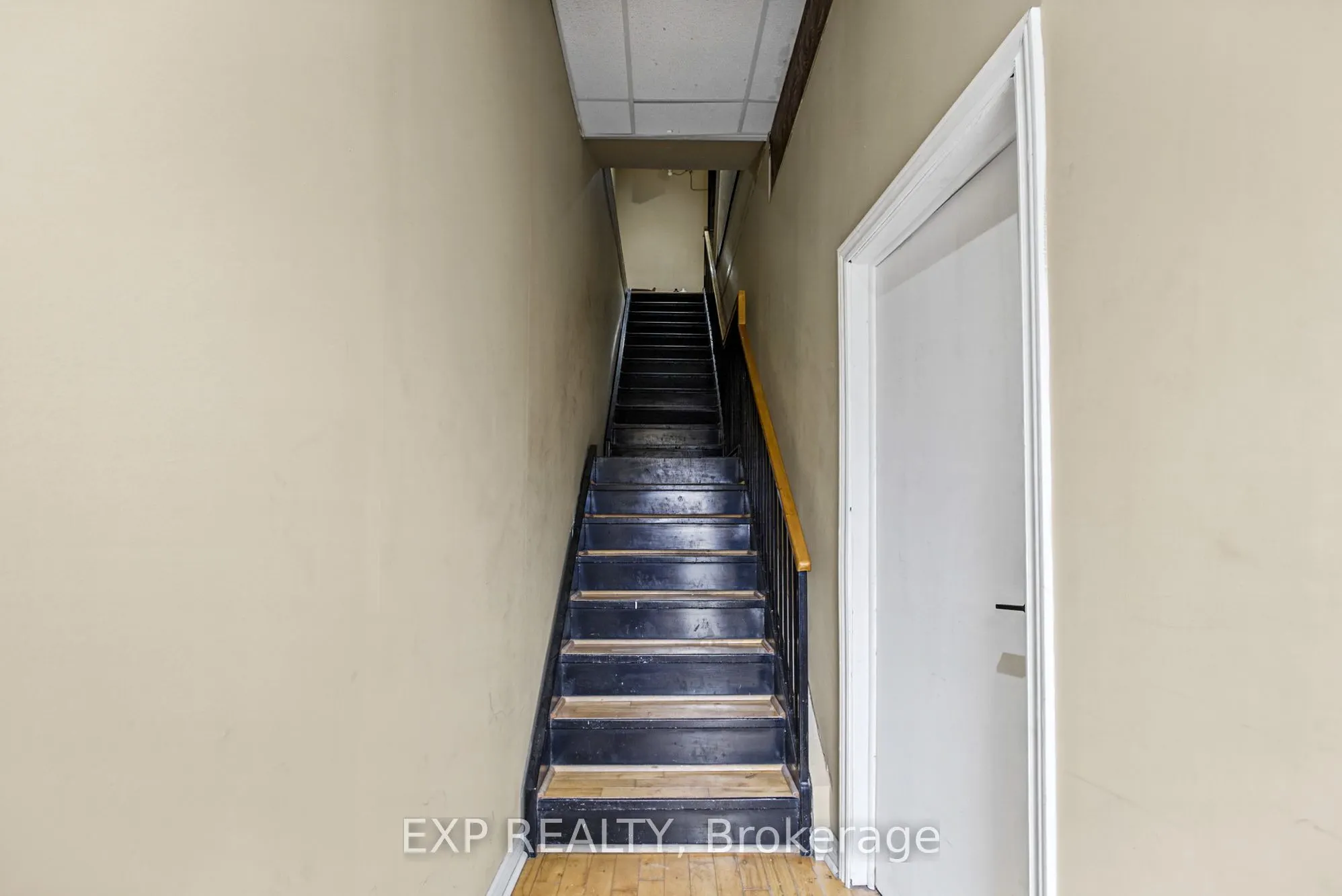 71 Main Street E