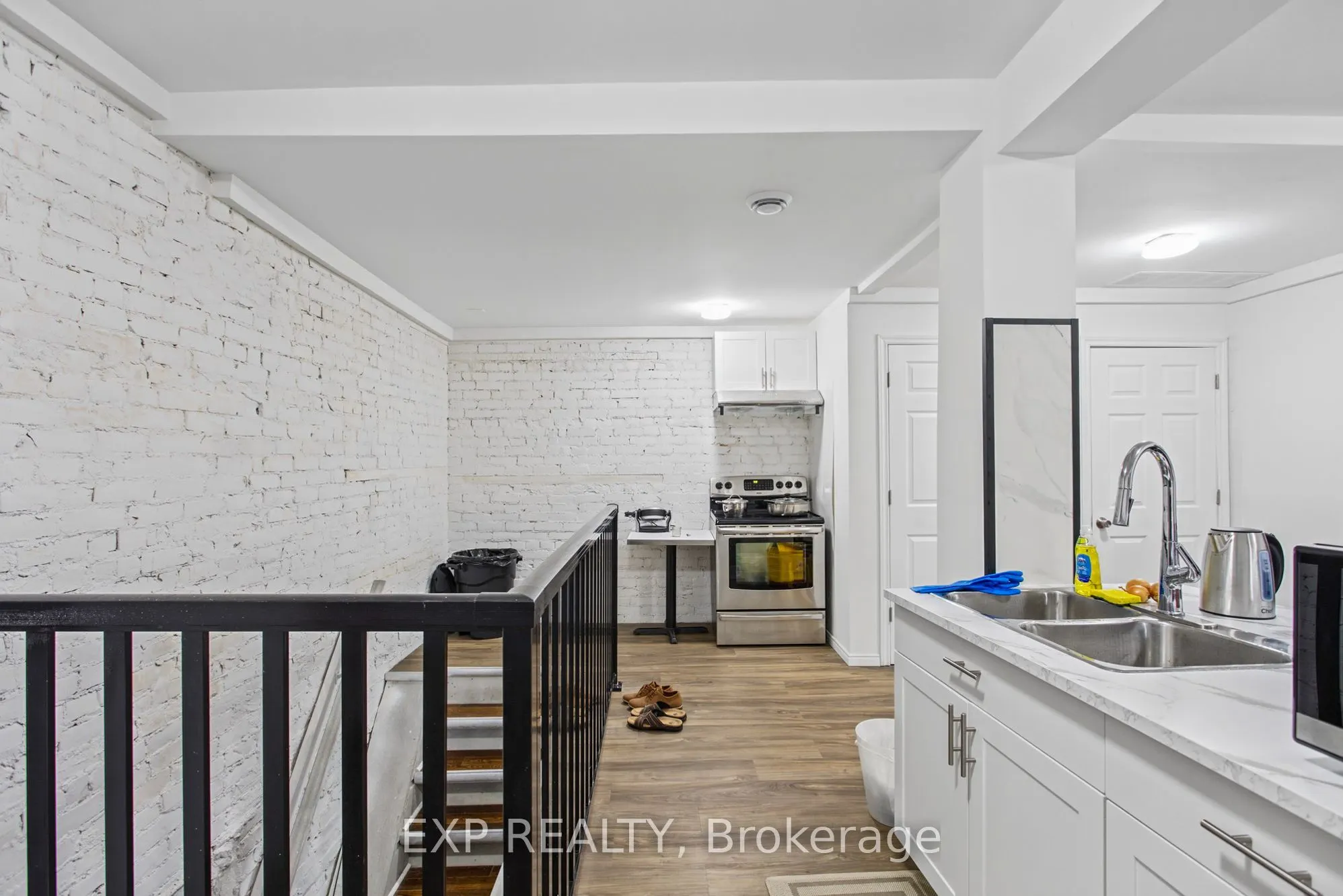71 Main Street E