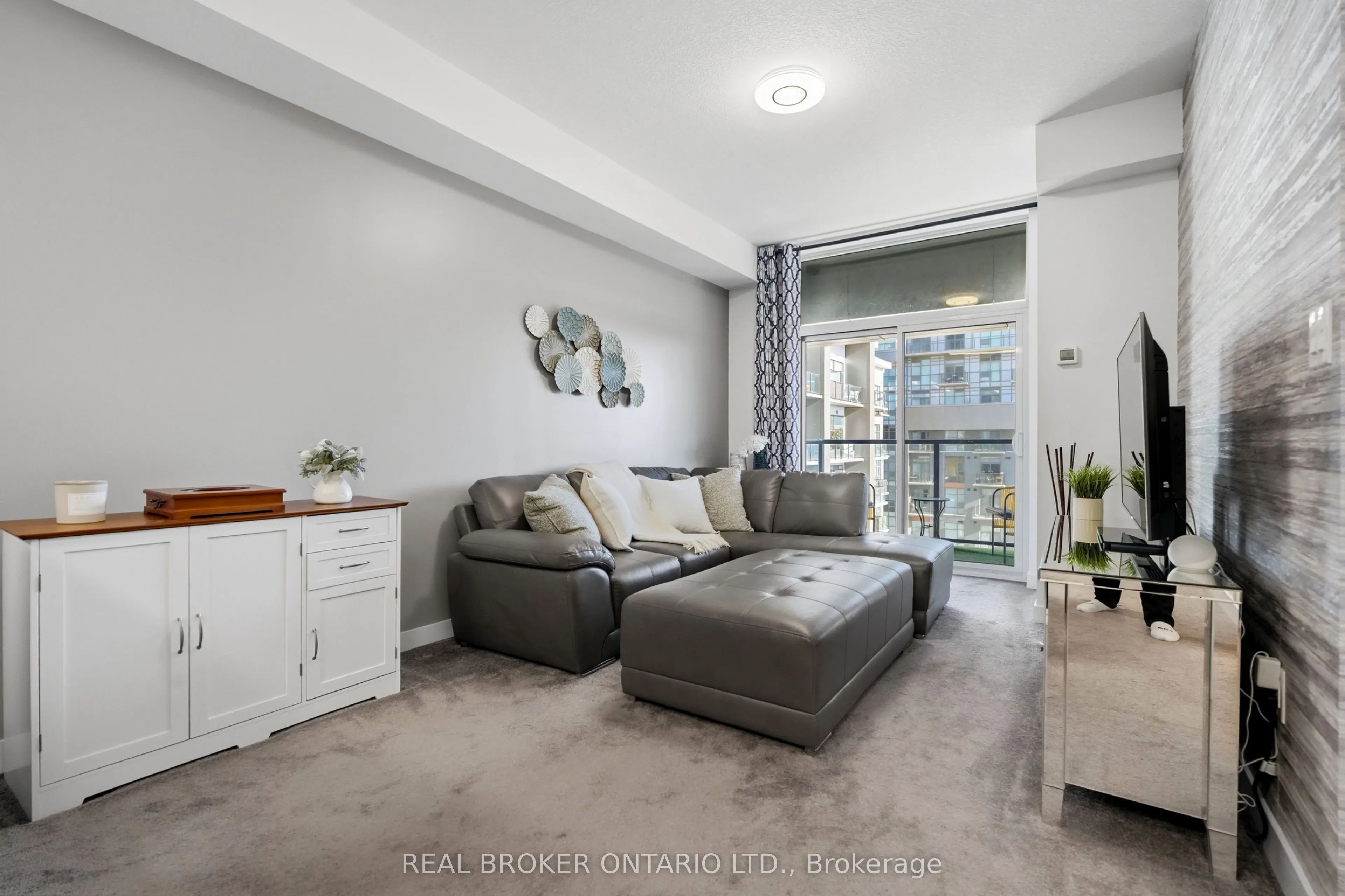 450 Dundas Street E #425