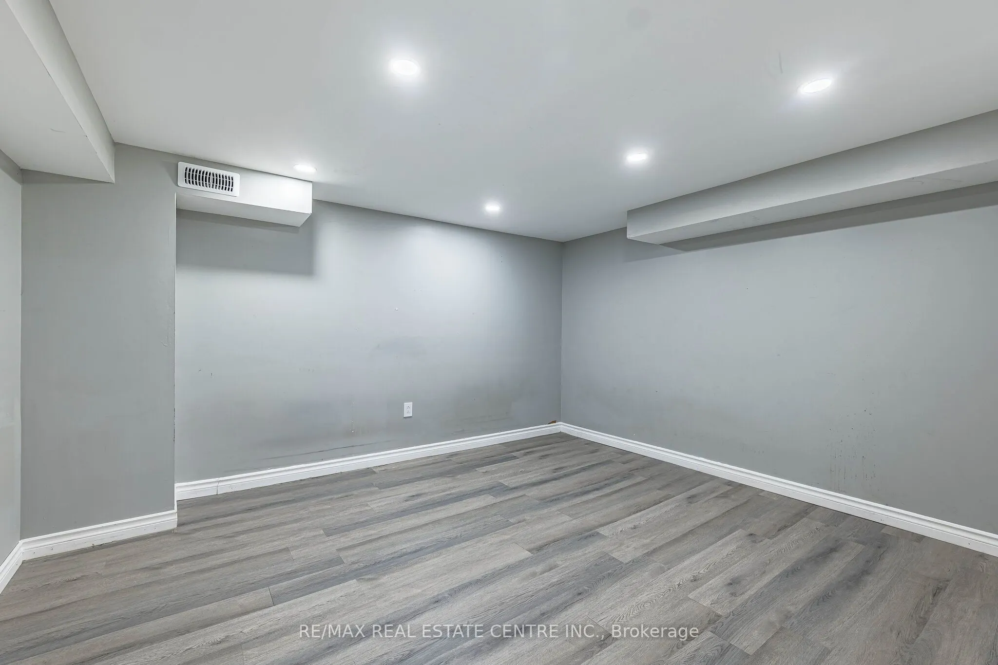 1465 Main Street E