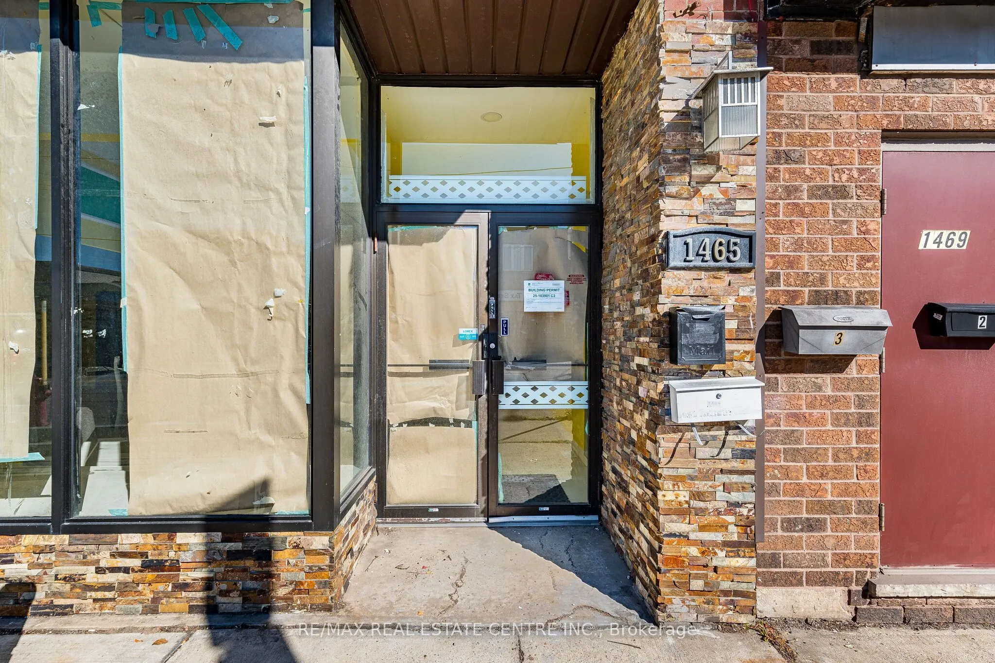1465 Main Street E