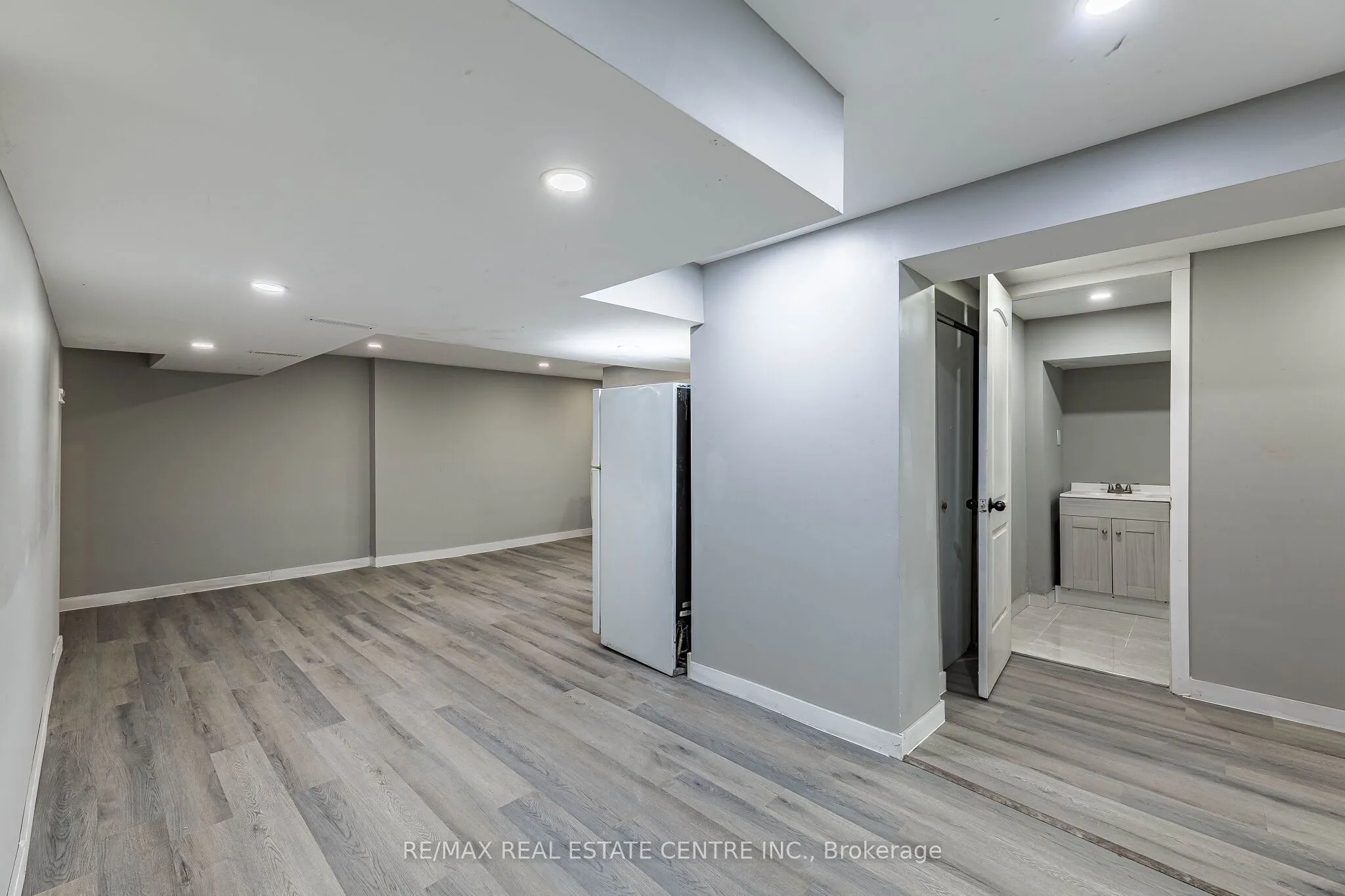 1465 Main Street E