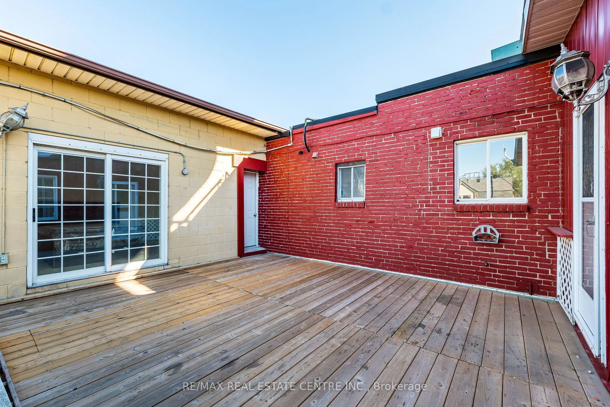 1465 Main Street E