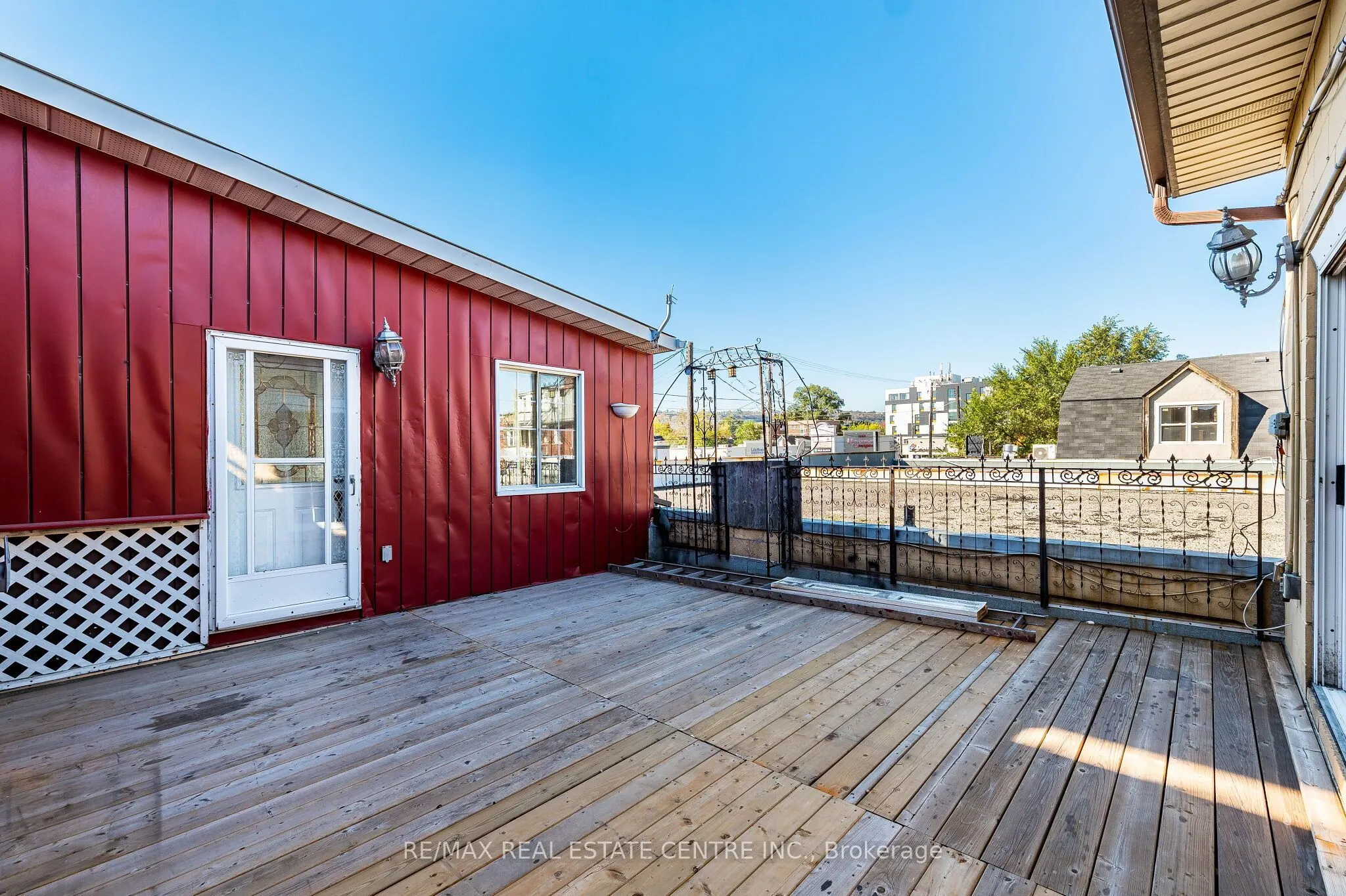 1465 Main Street E