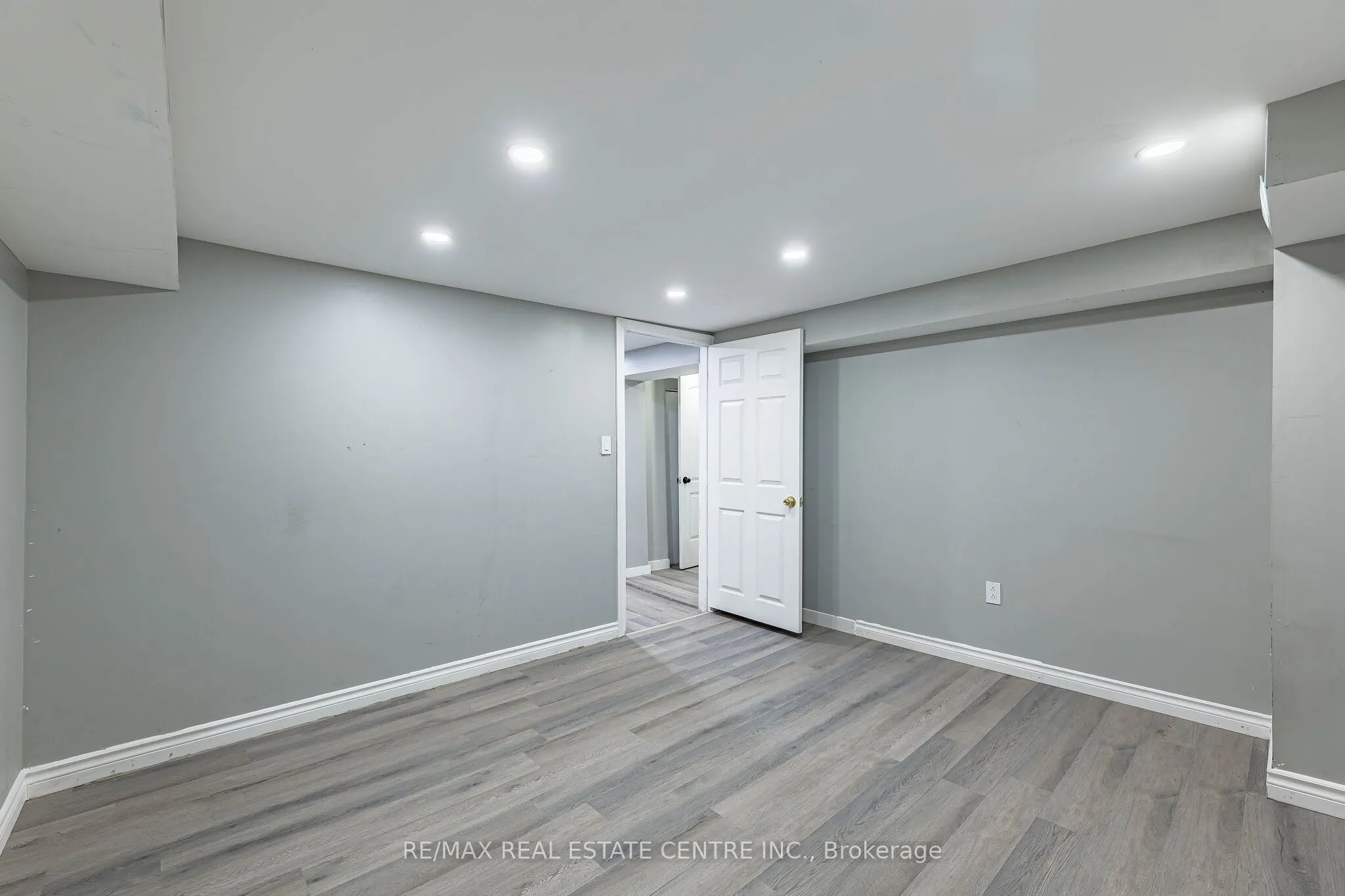 1465 Main Street E