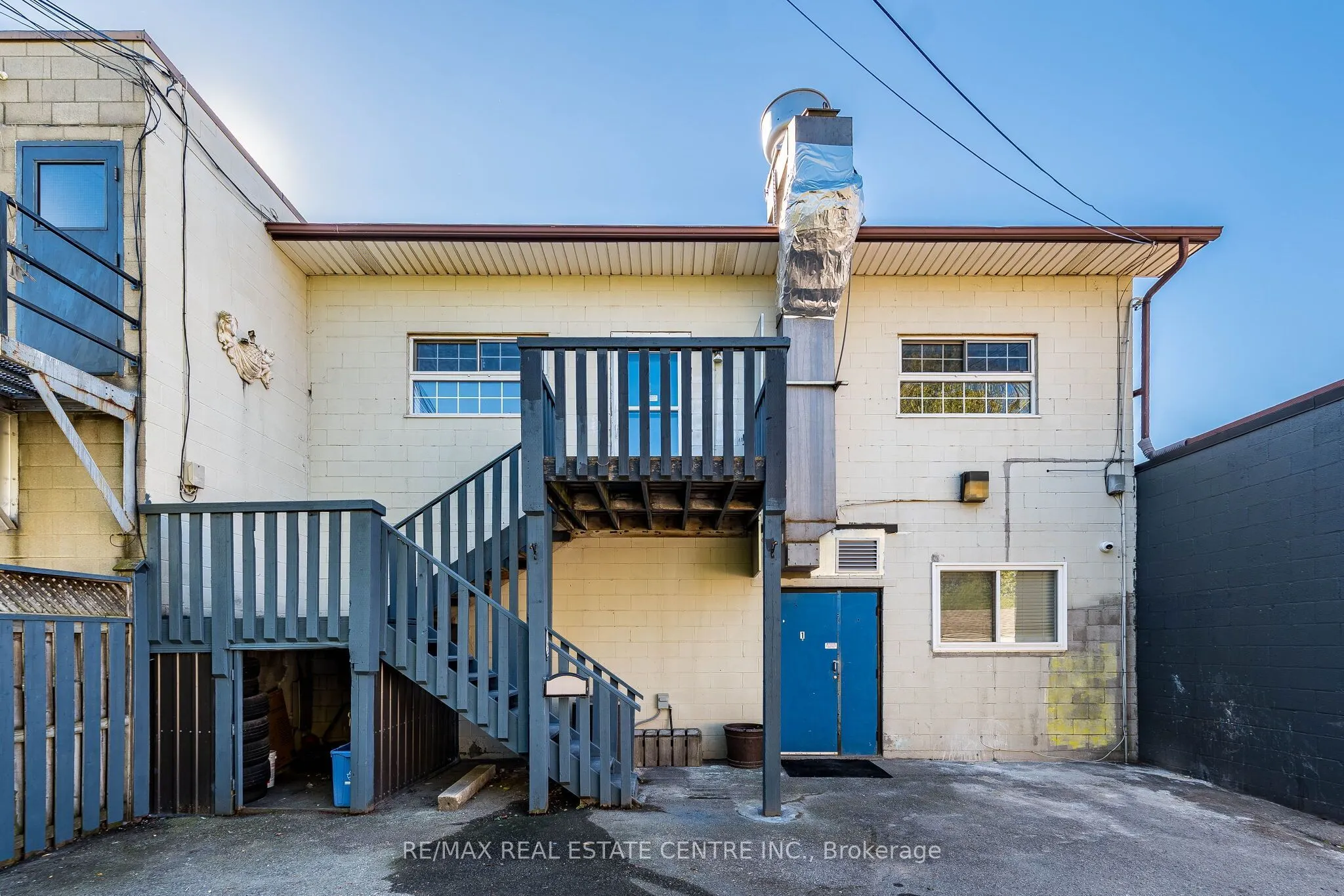 1465 Main Street E
