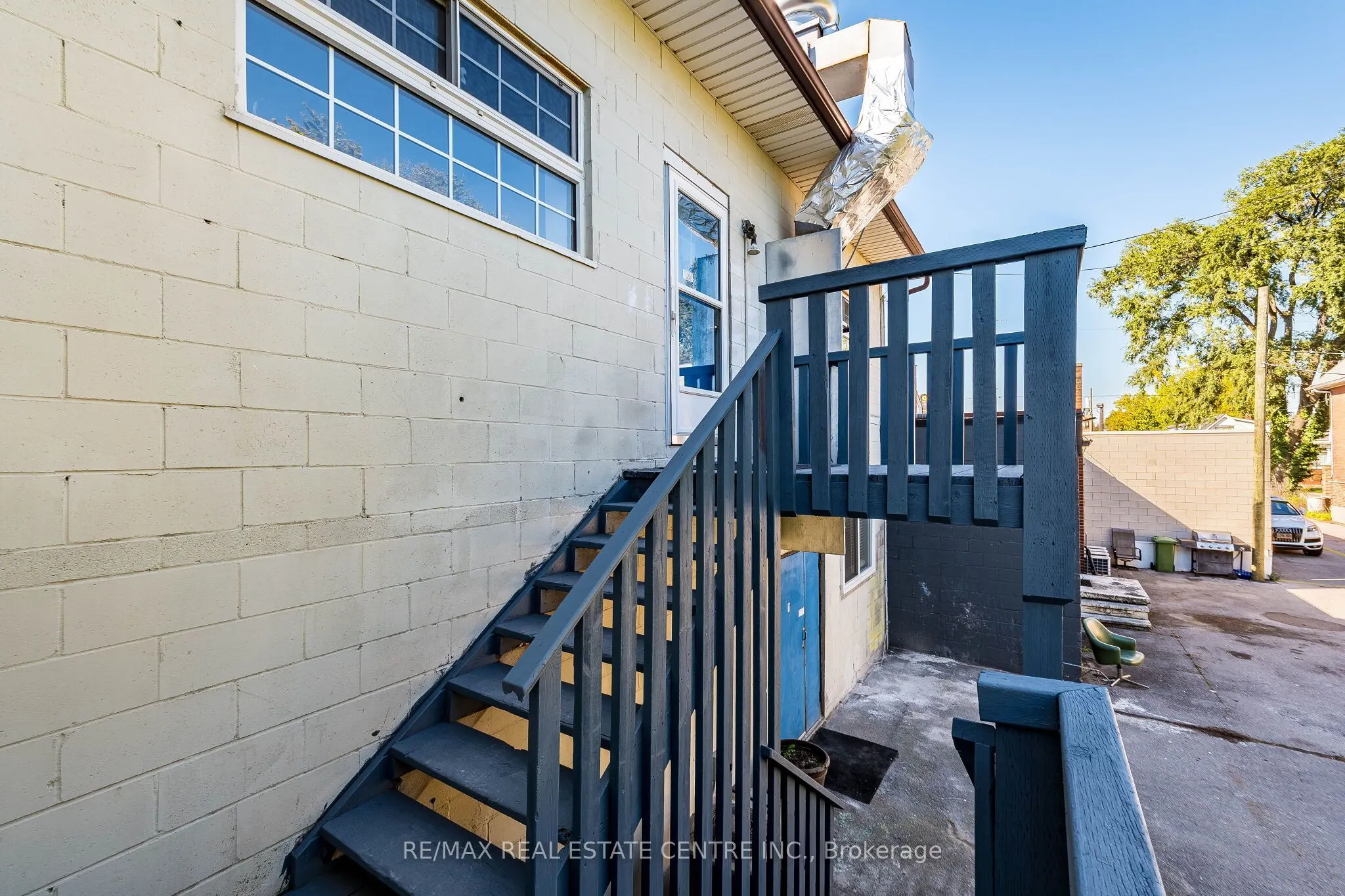 1465 Main Street E
