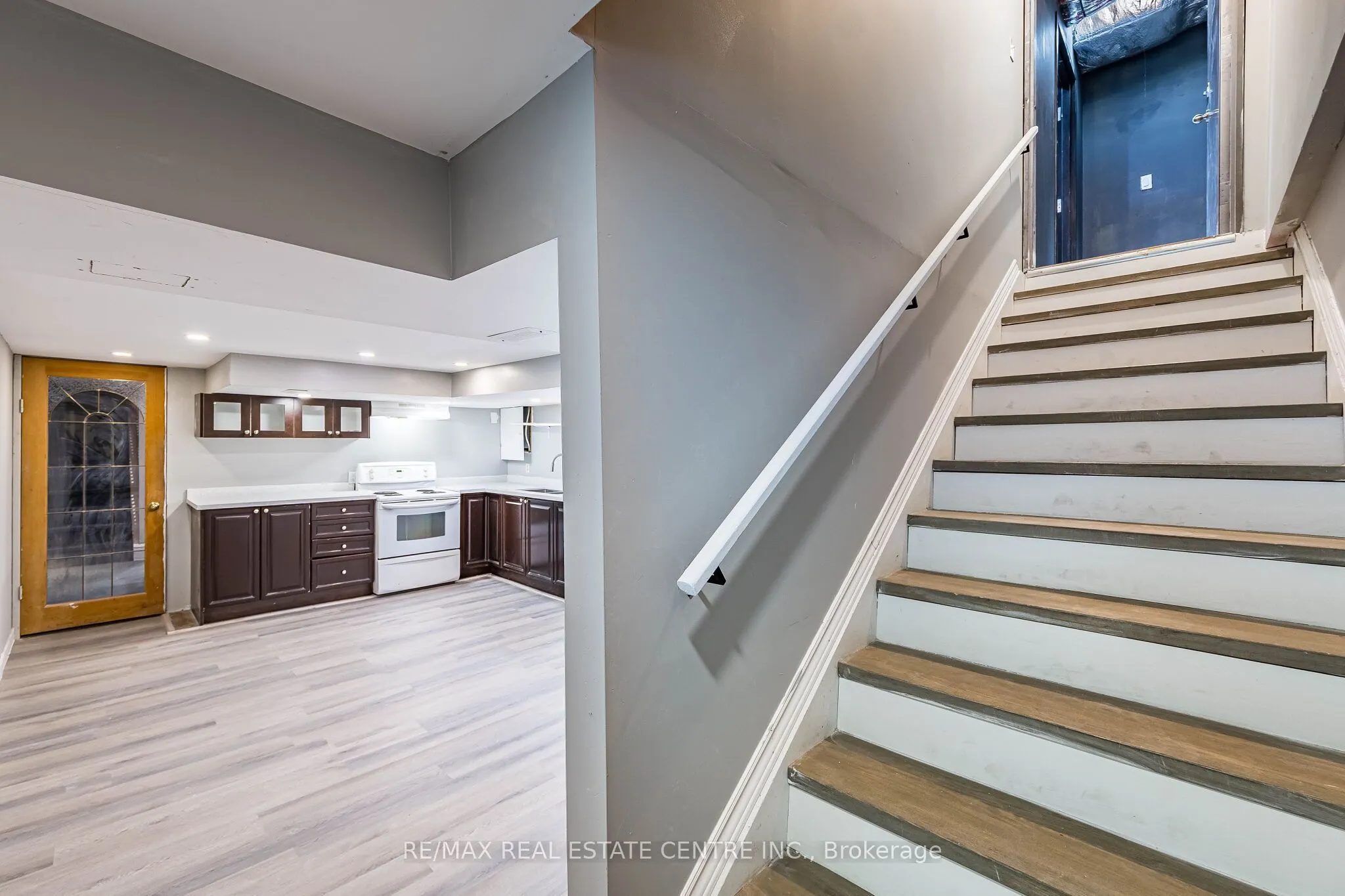 1465 Main Street E