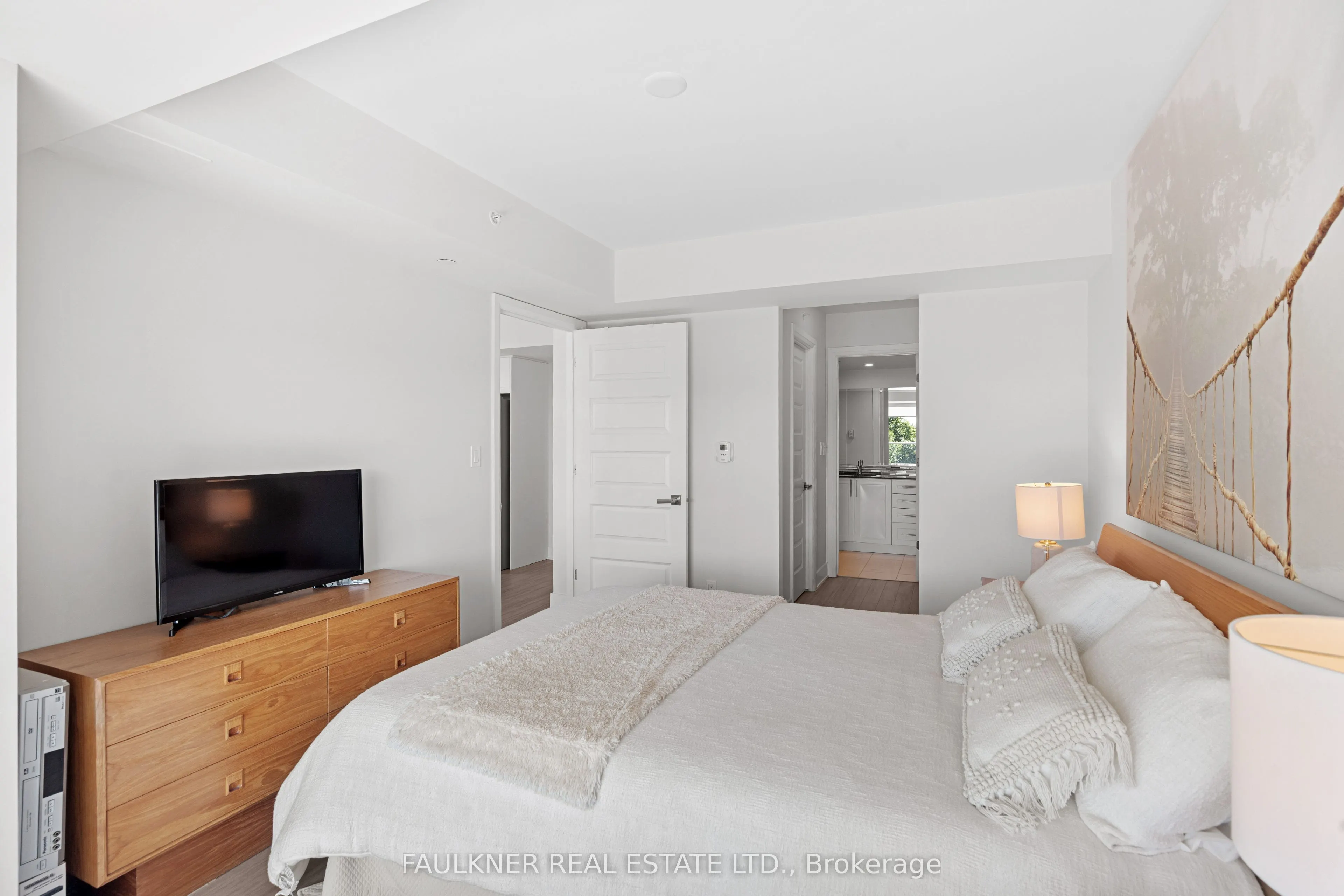 1035 Bank Street #609