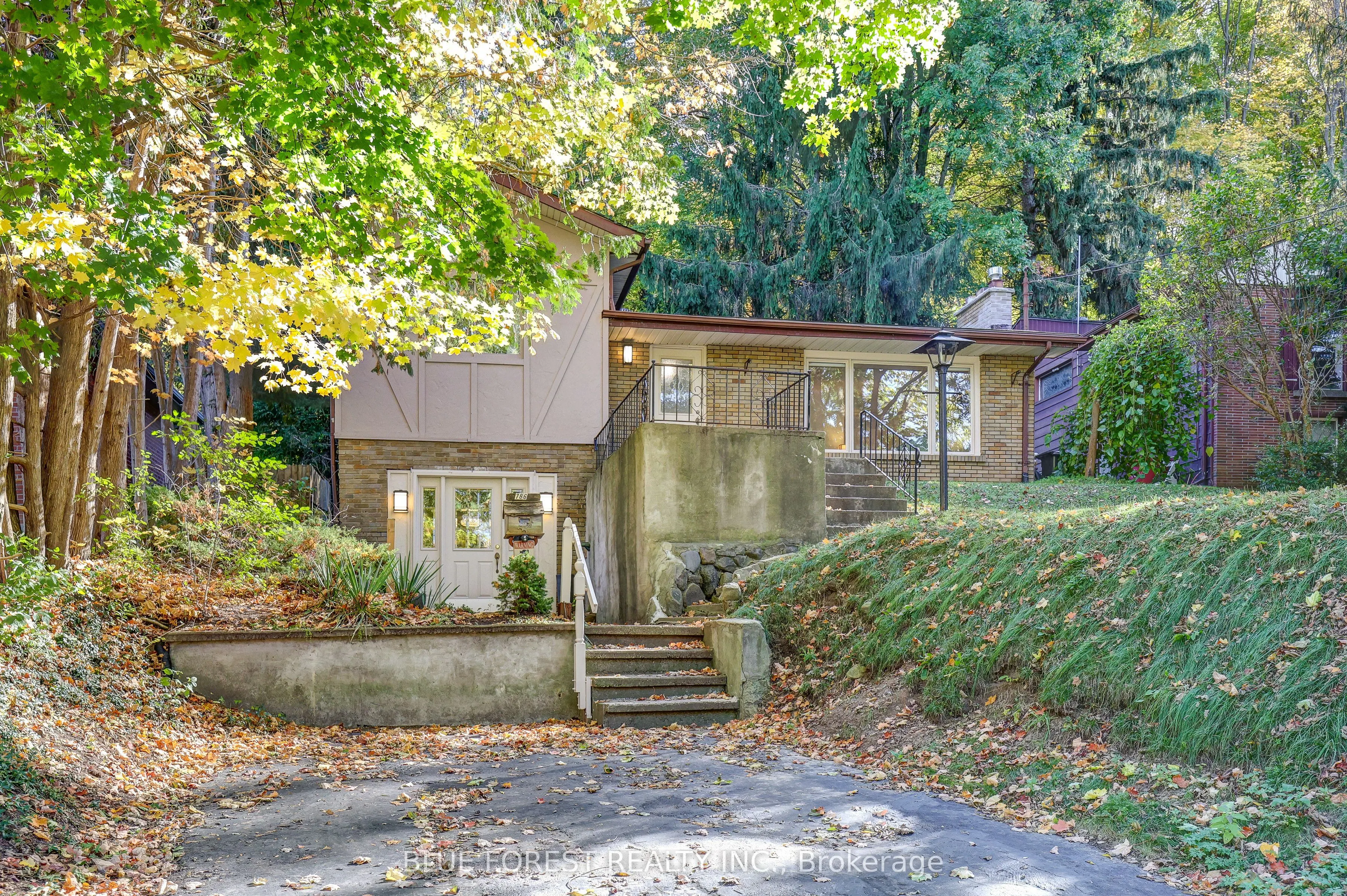 786 Springbank Drive
