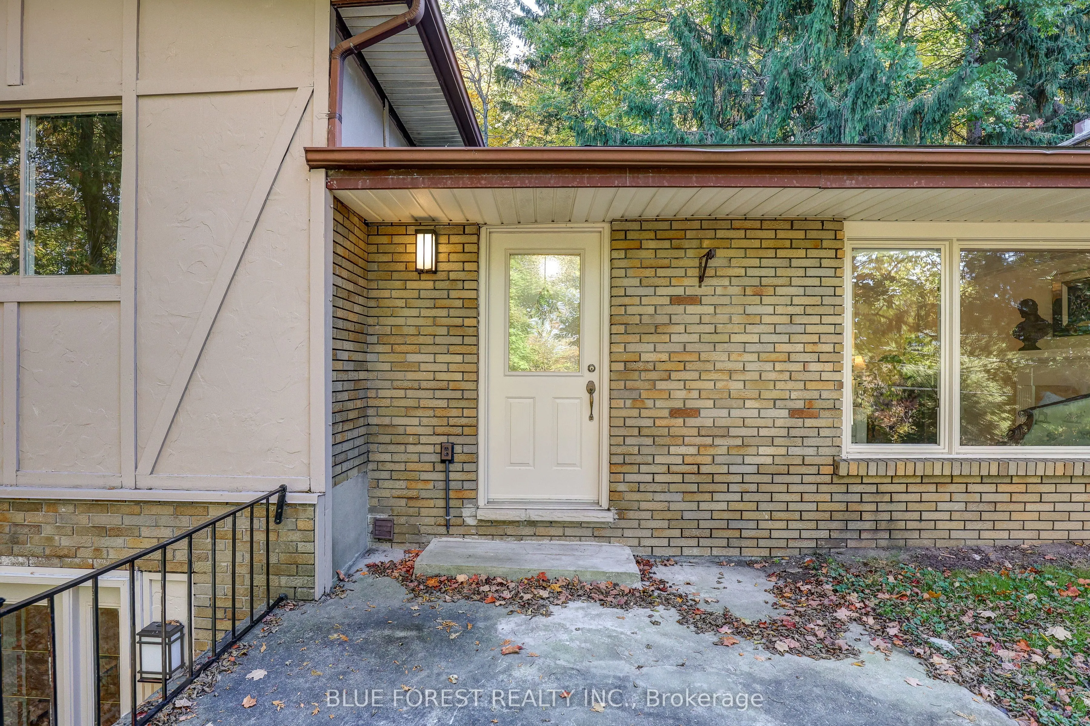 786 Springbank Drive
