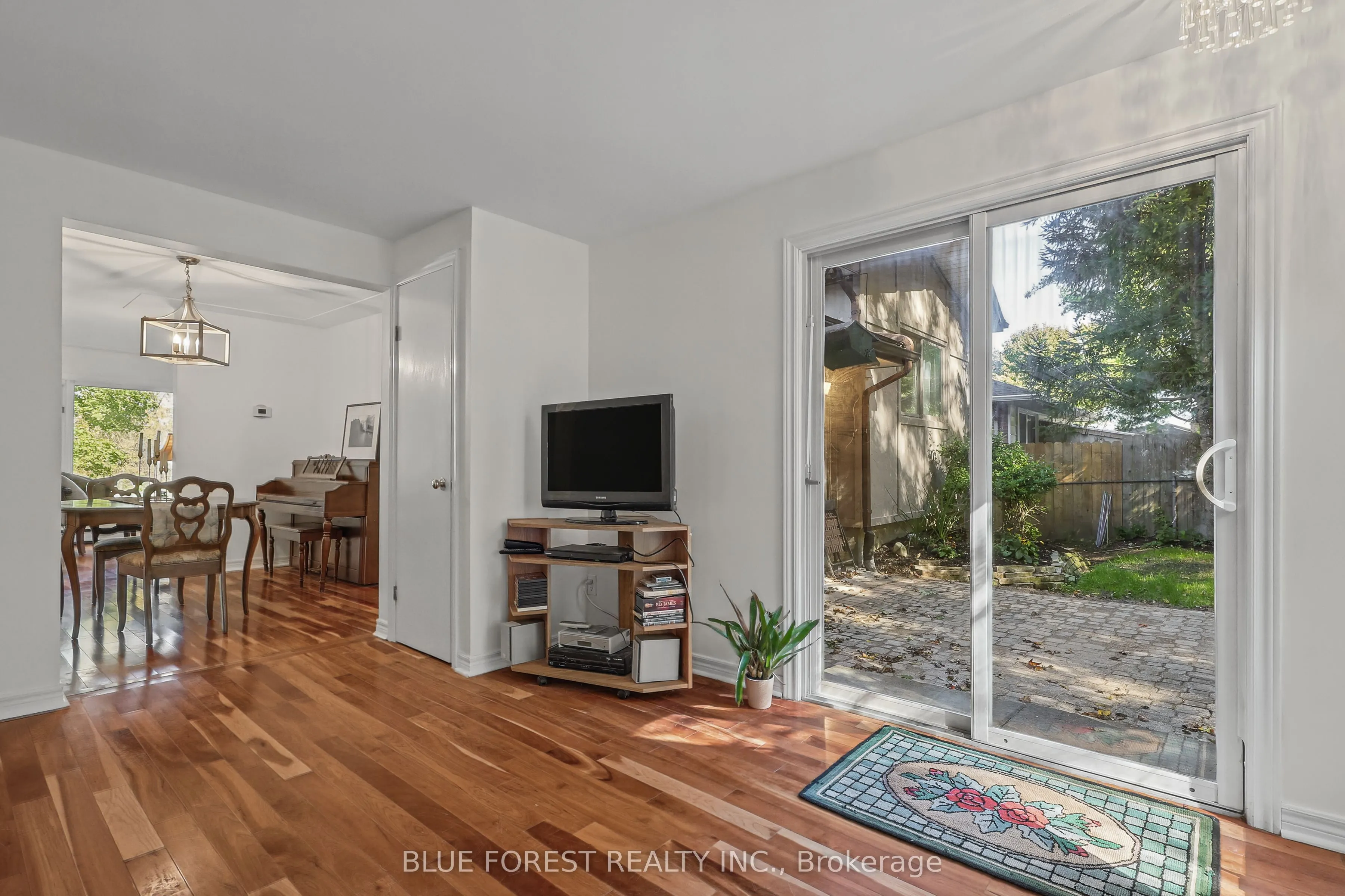 786 Springbank Drive