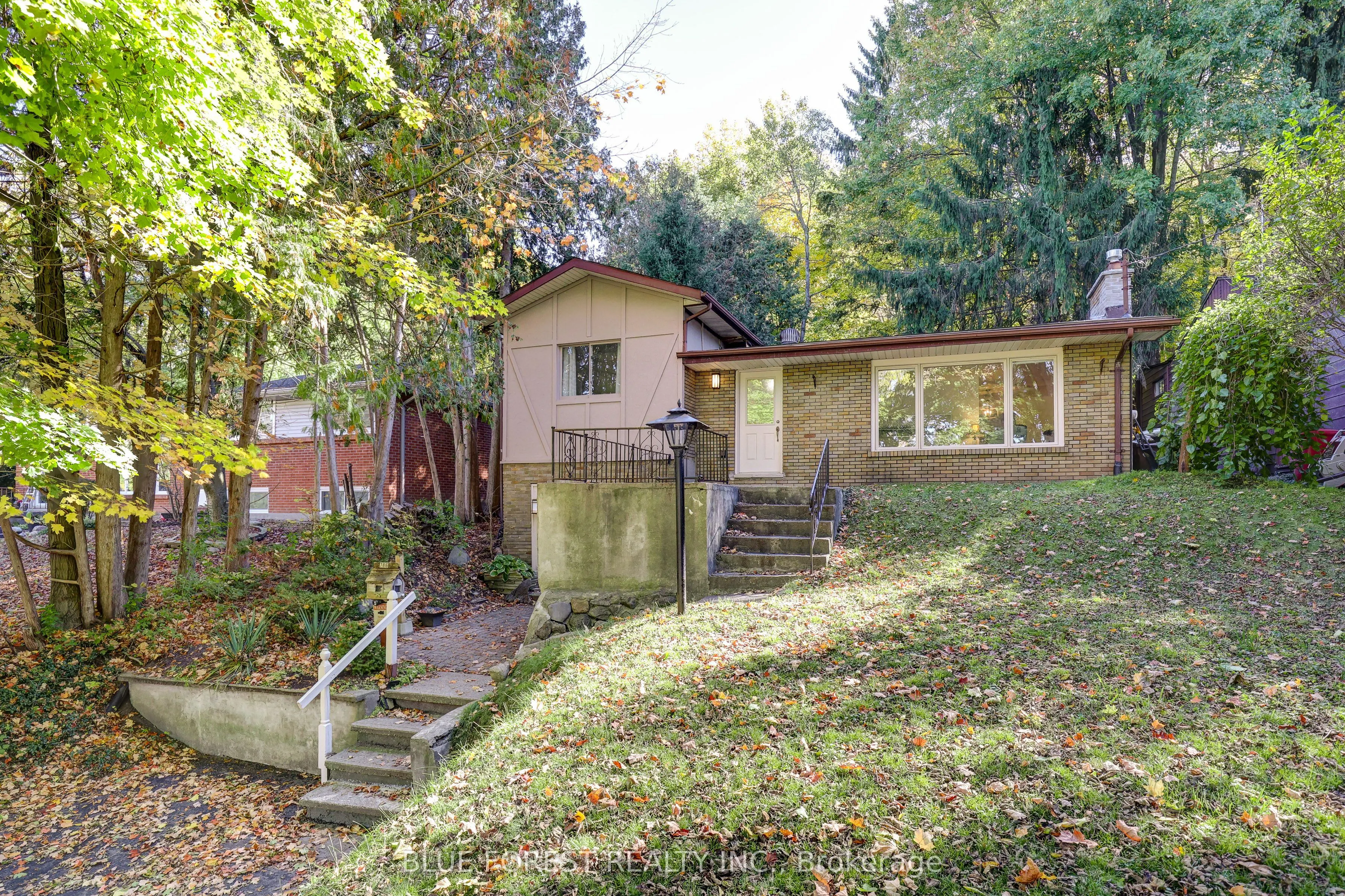 786 Springbank Drive