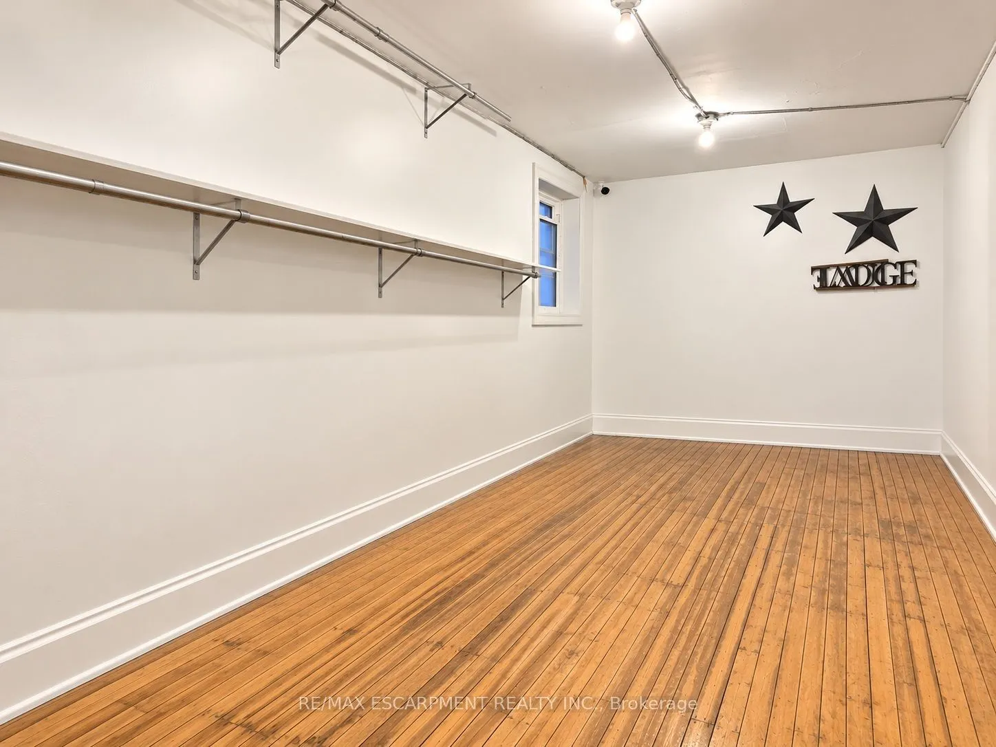 133 James Street N