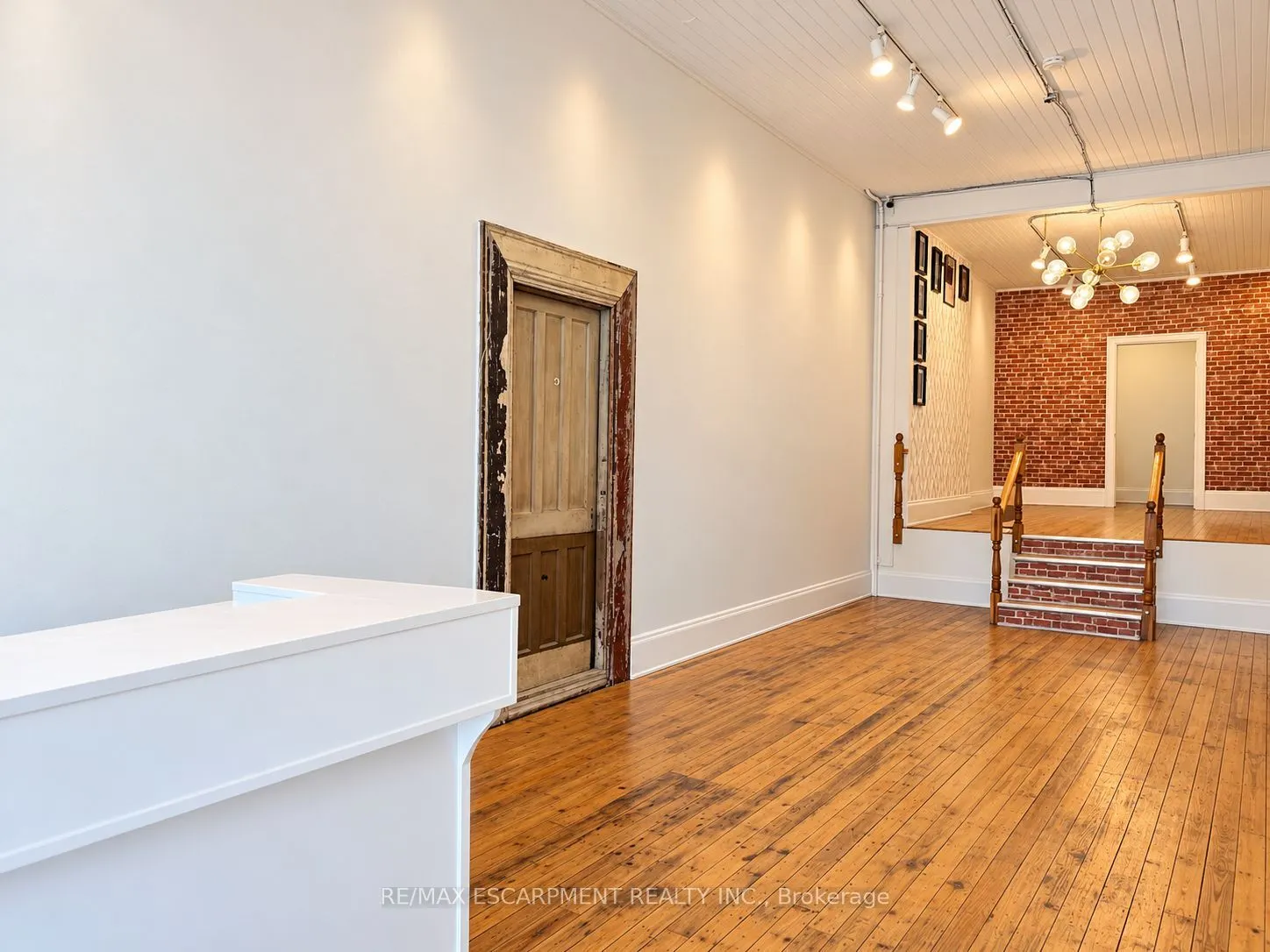 133 James Street N