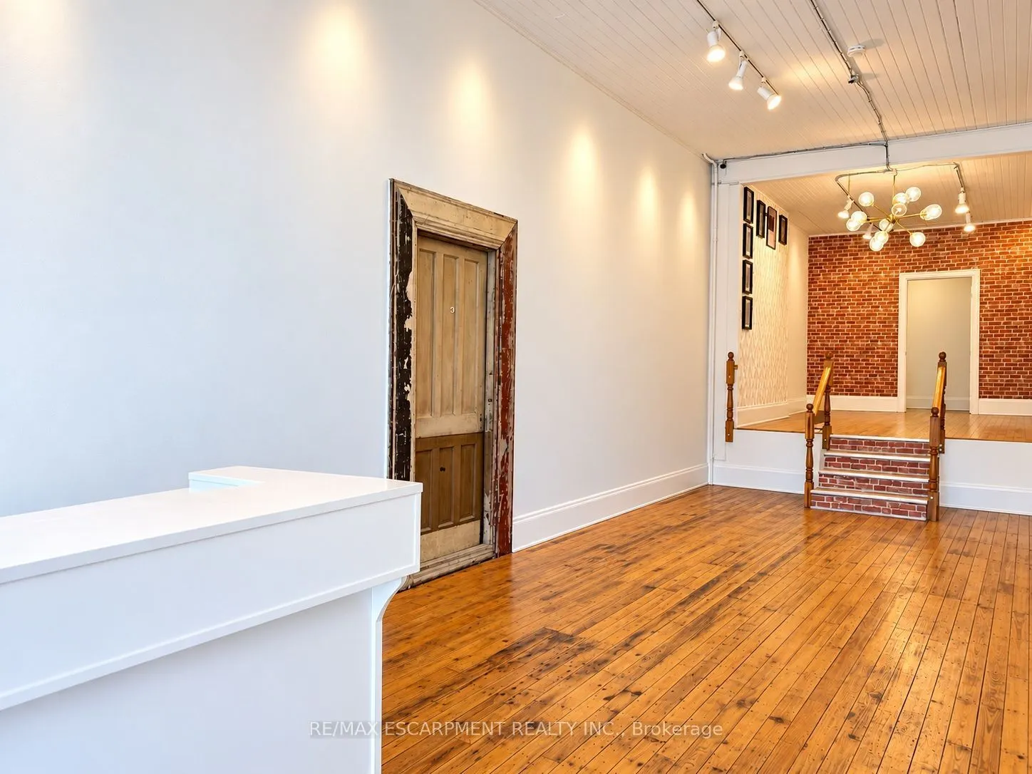 133 James Street N
