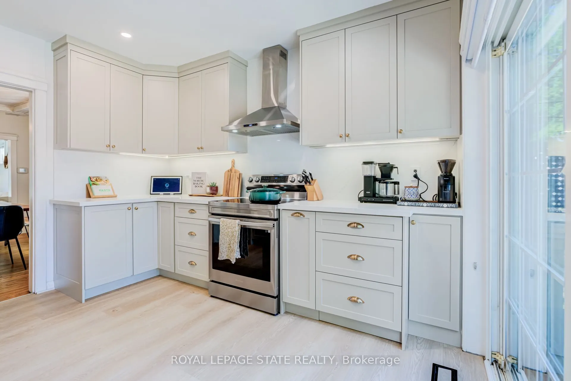 175 Rosslyn Avenue S