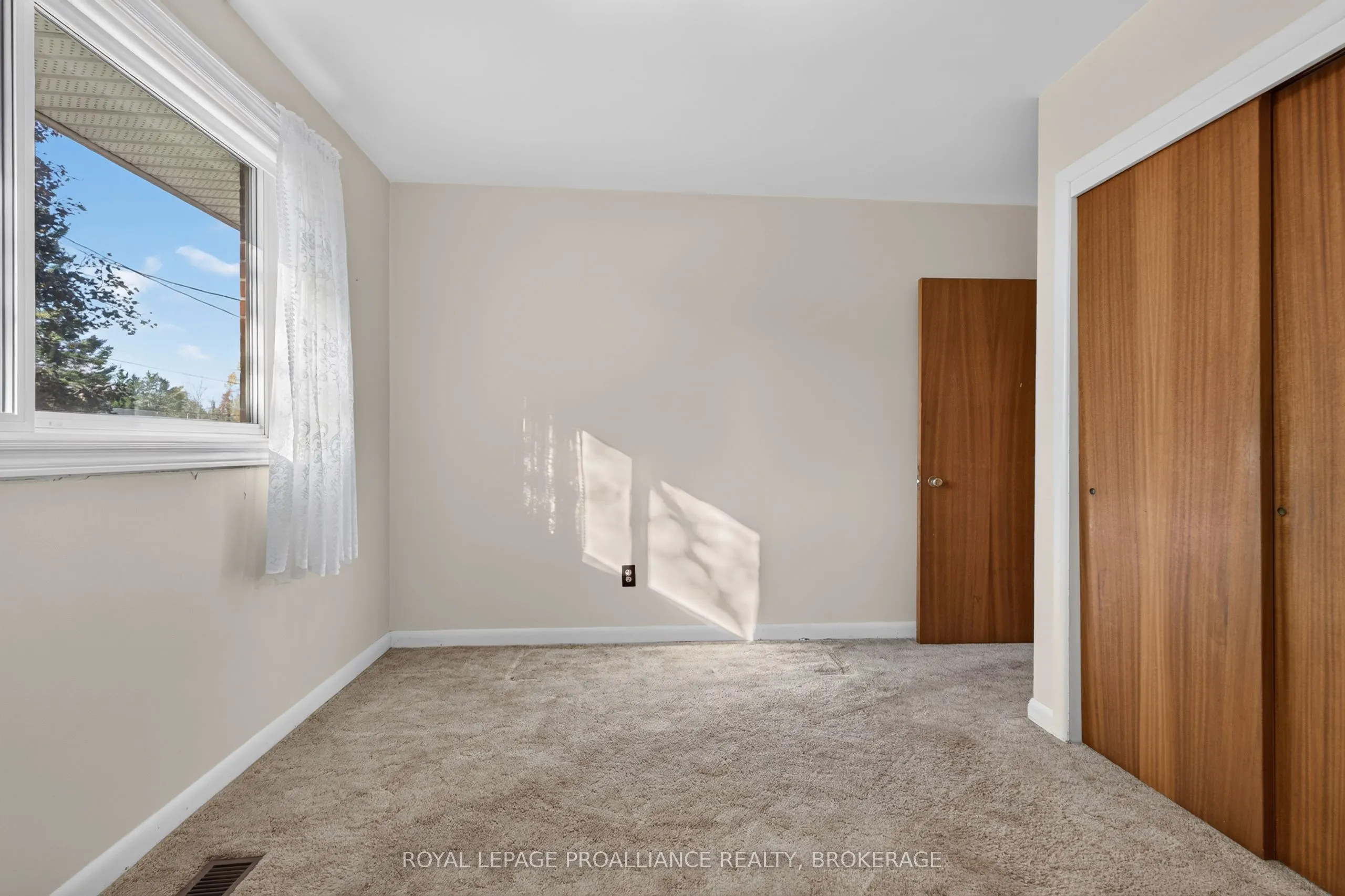 1416 Woodfield Crescent
