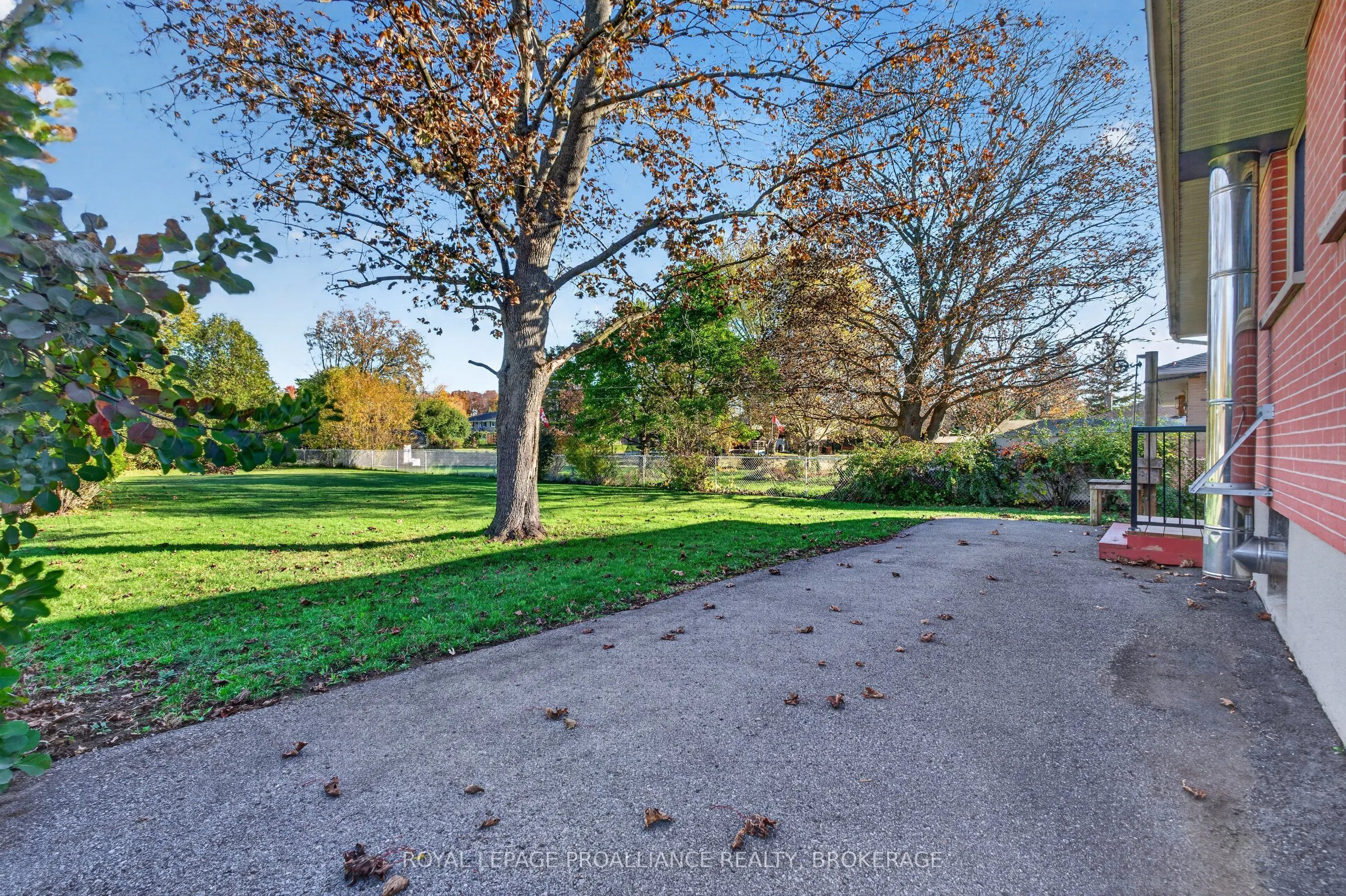 1416 Woodfield Crescent