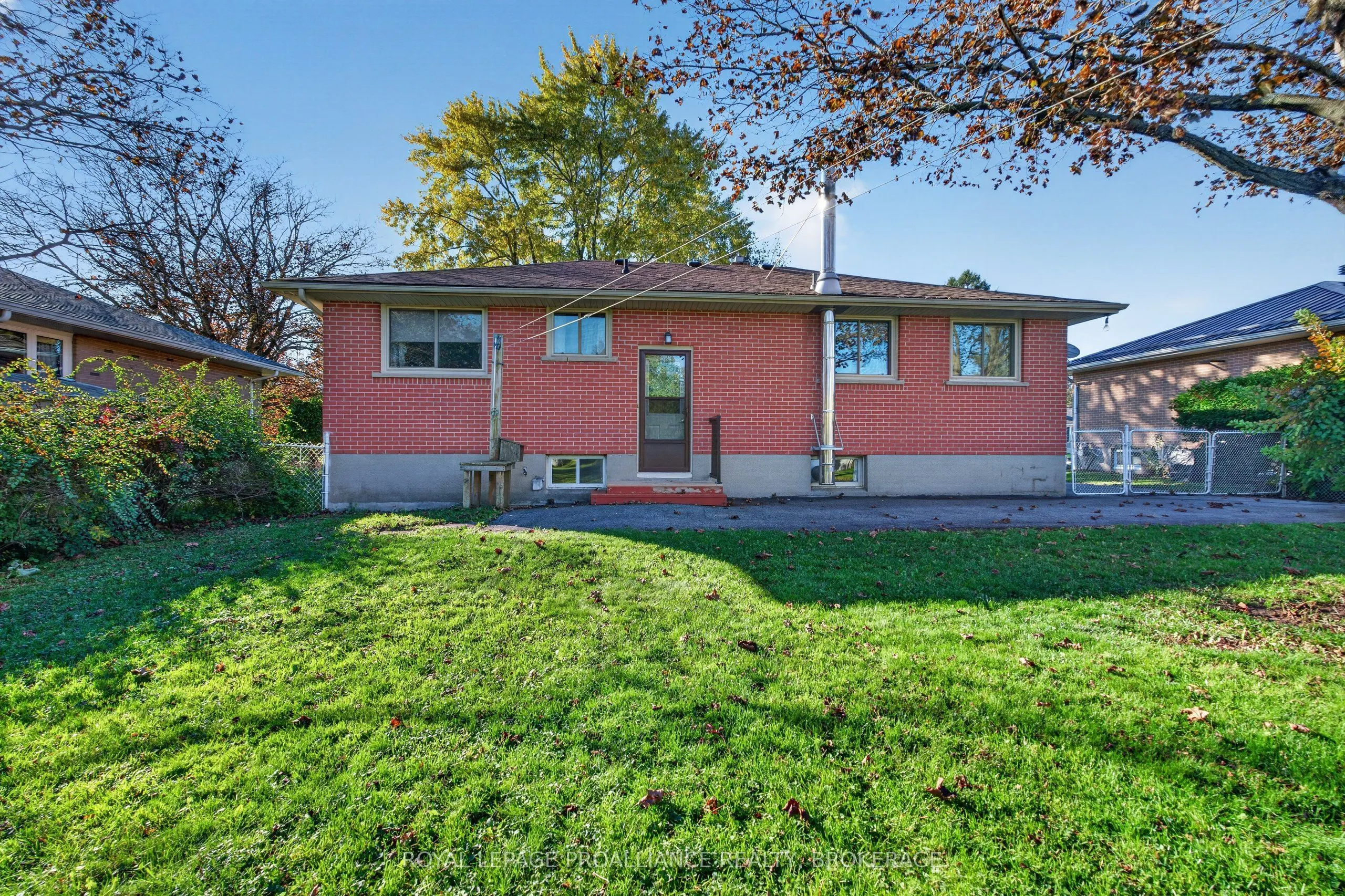 1416 Woodfield Crescent