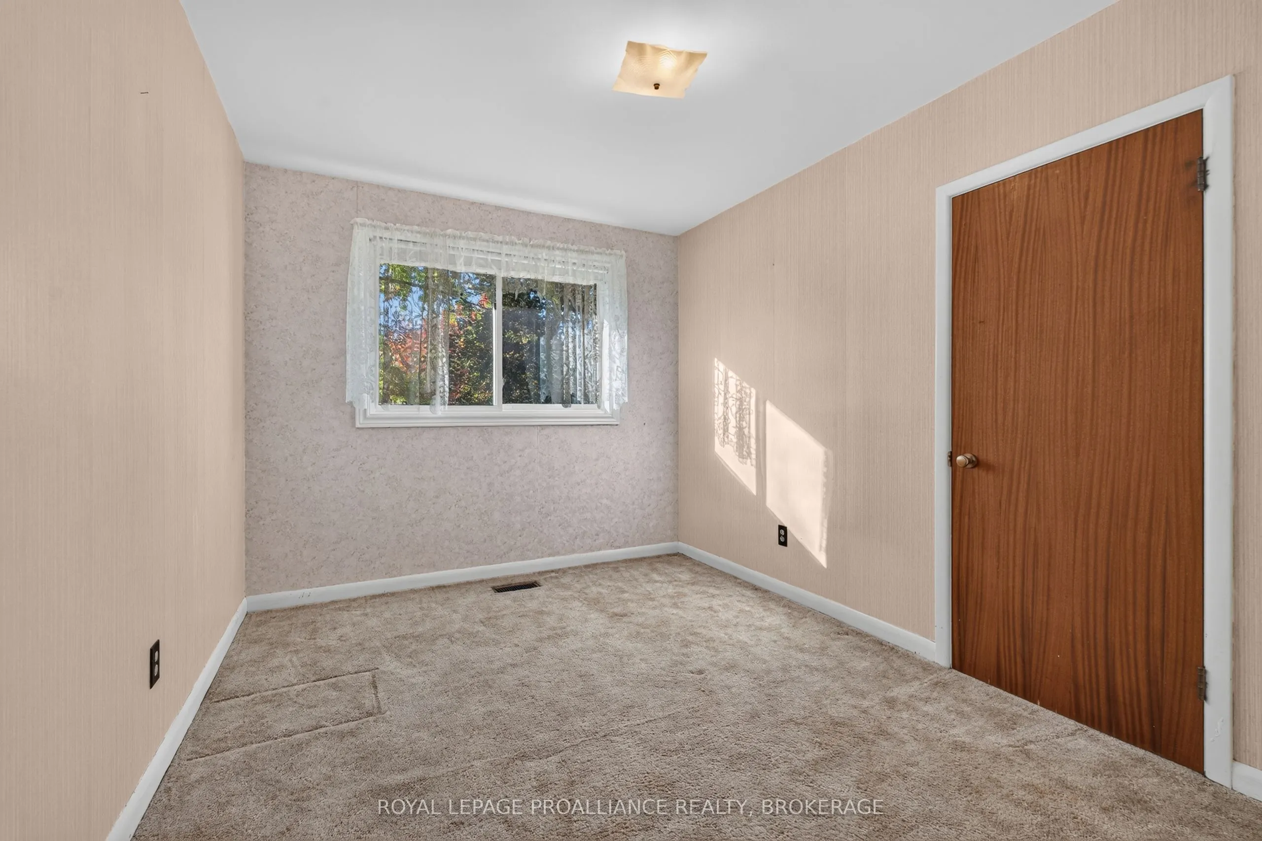 1416 Woodfield Crescent