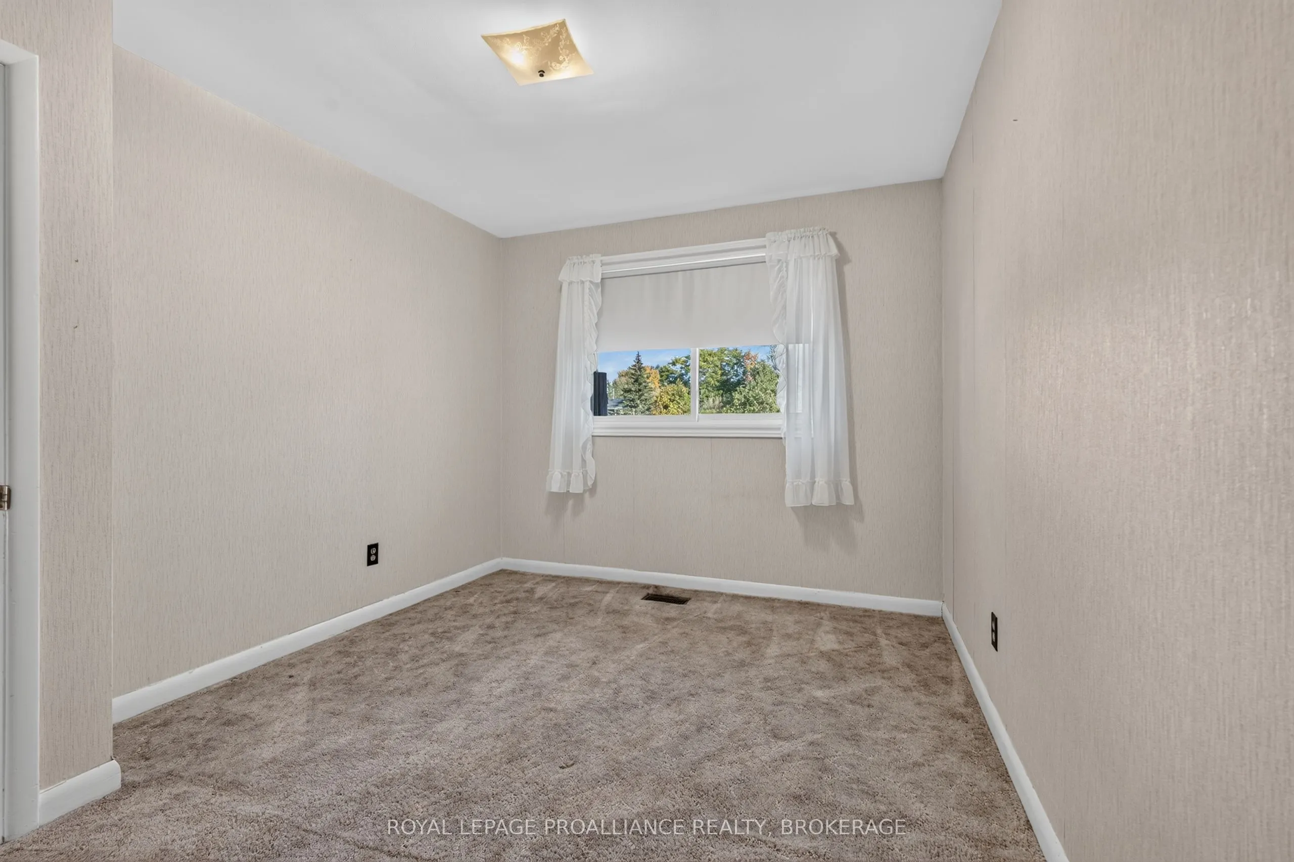 1416 Woodfield Crescent
