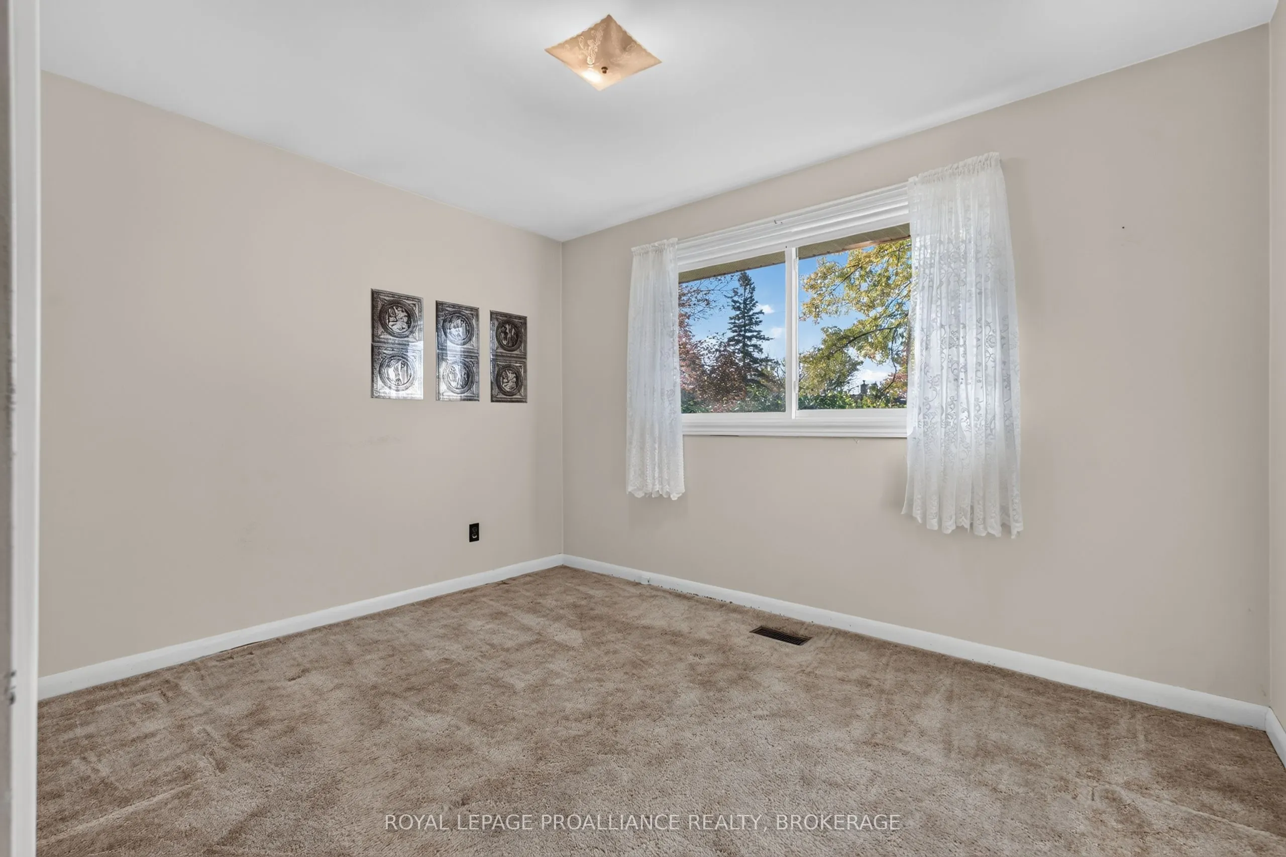 1416 Woodfield Crescent