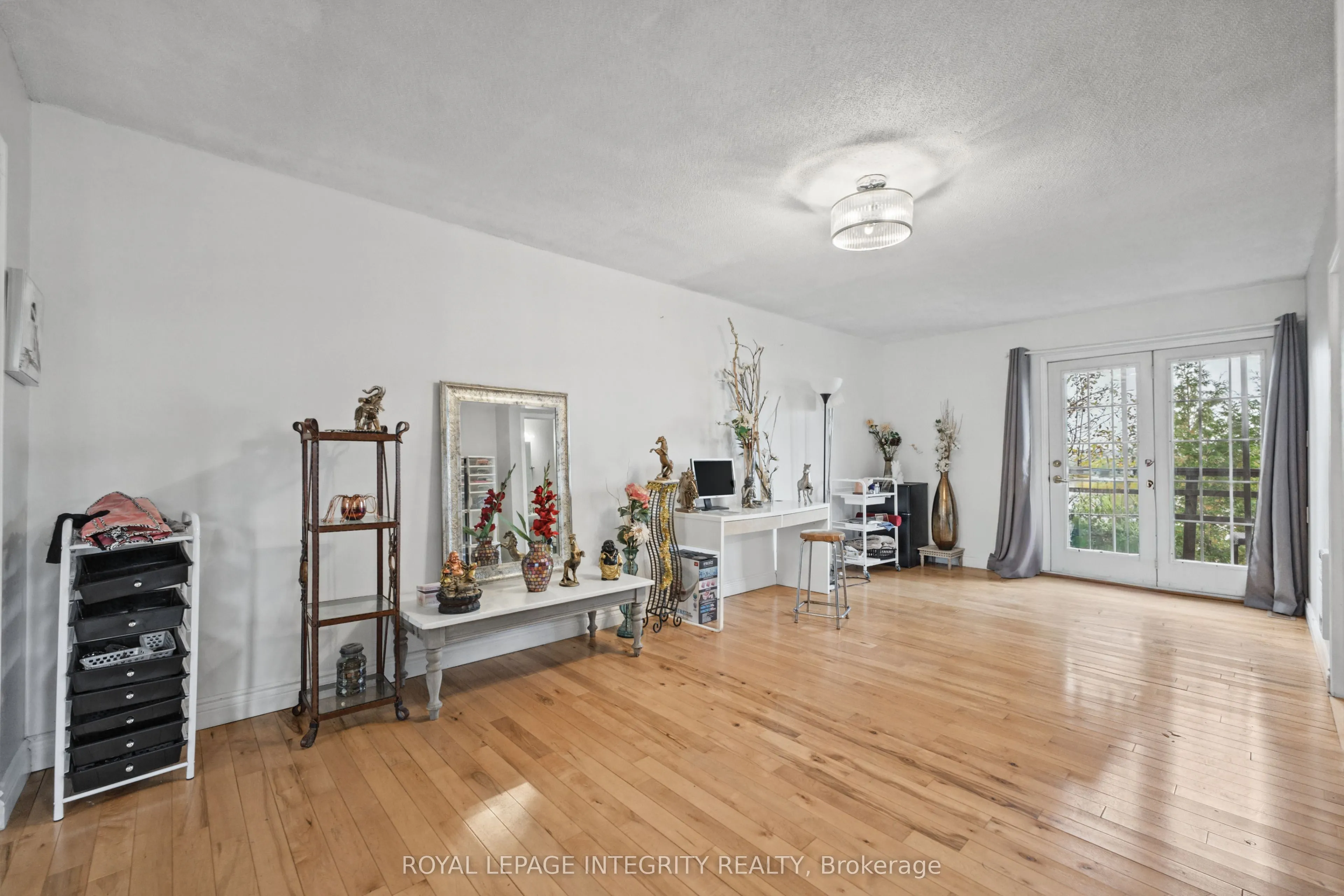 1587 LILAC Lane