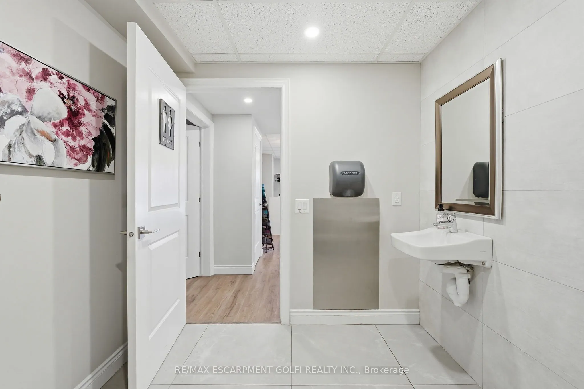 19 King Street W #1