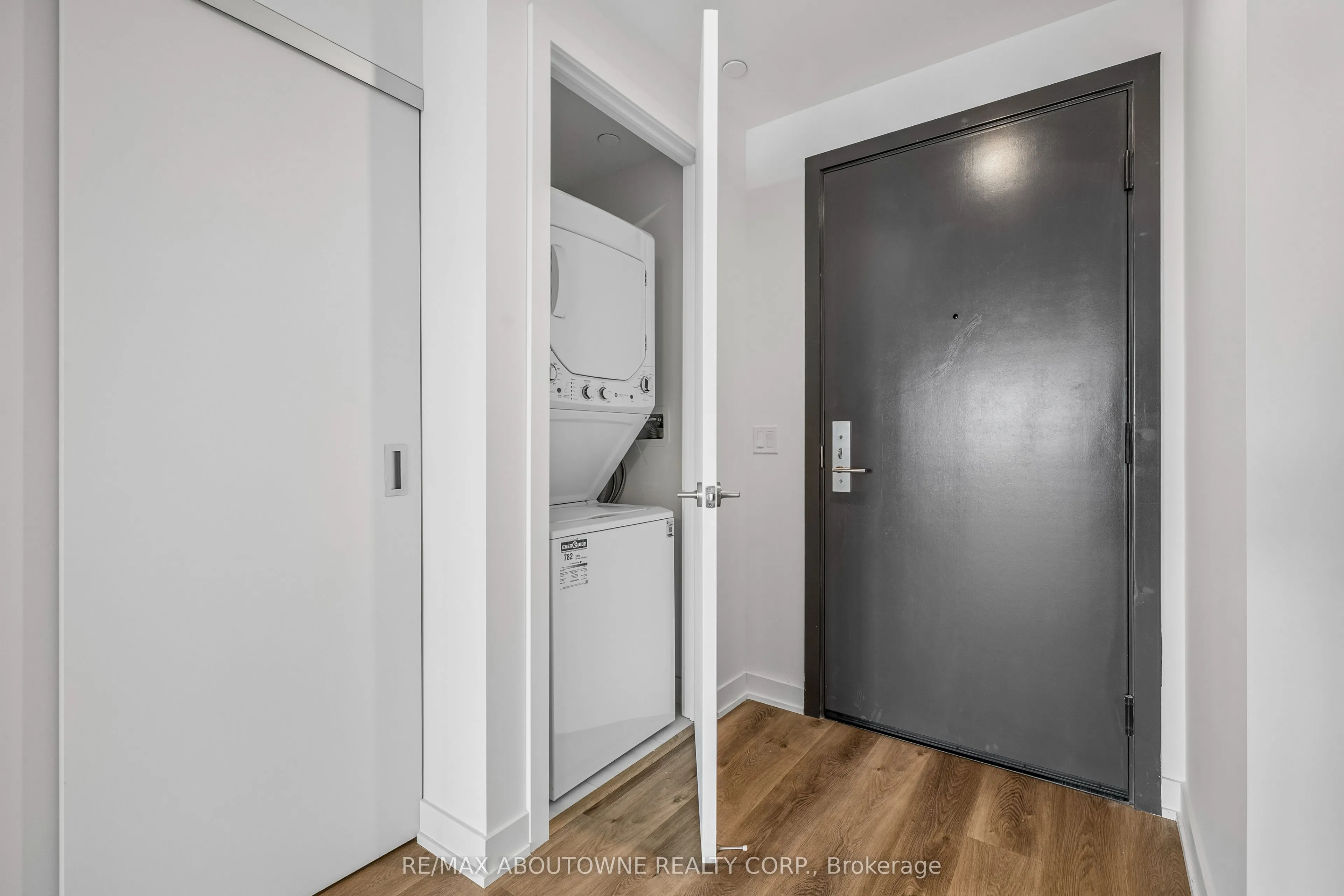 91 John Street N #1802