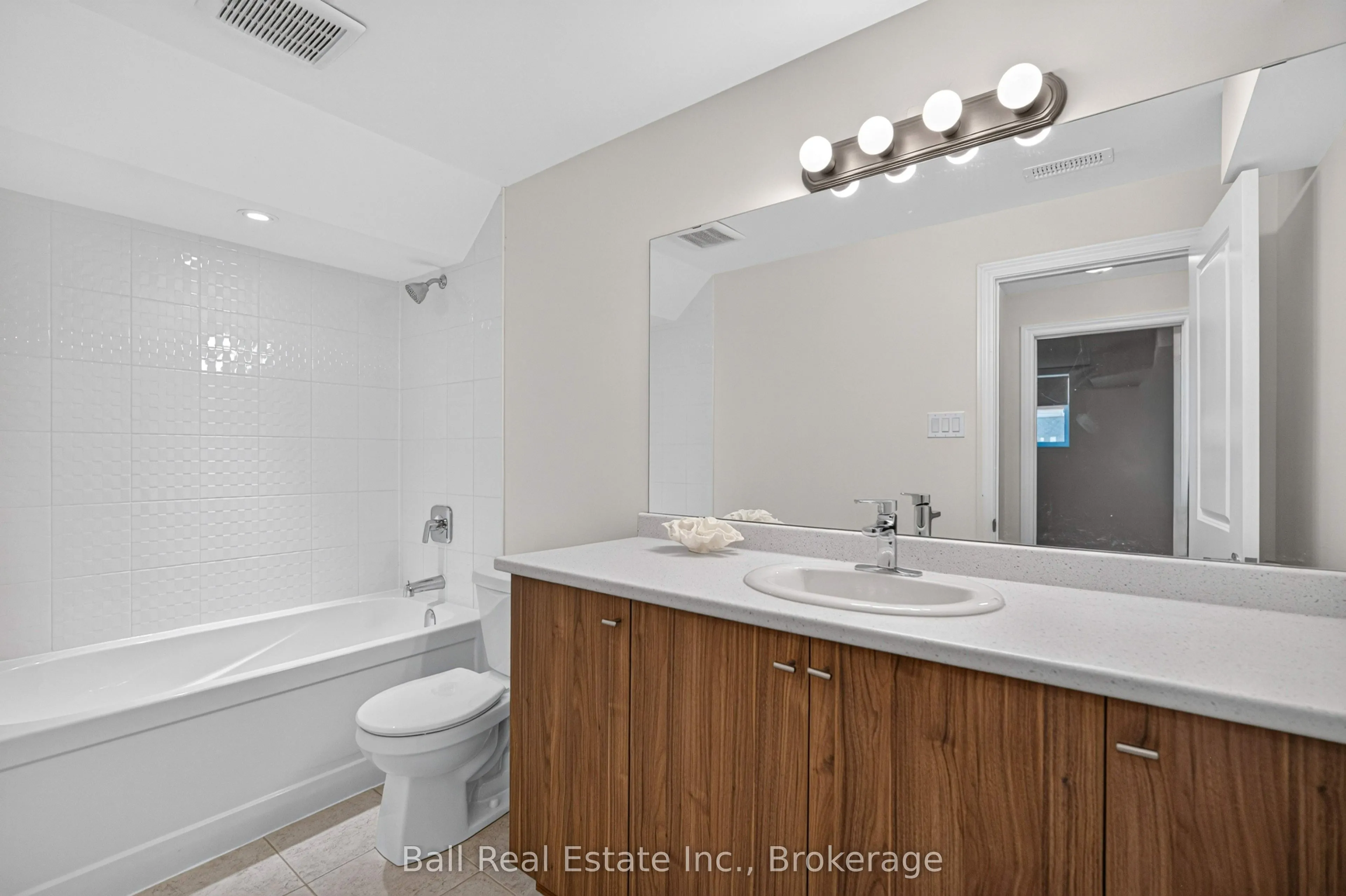 17 Lakewood Crescent #26