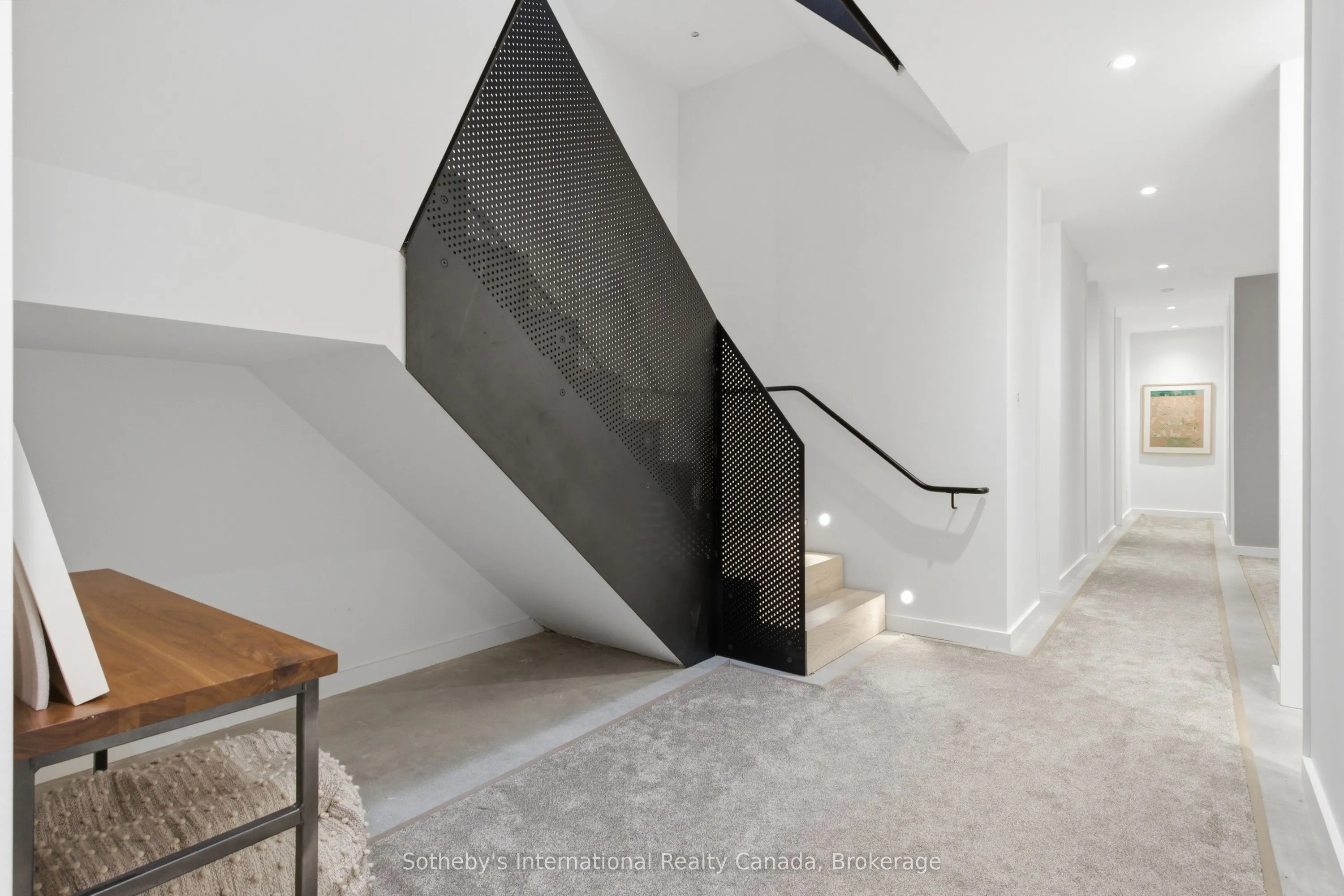 32 Ahrens Street W