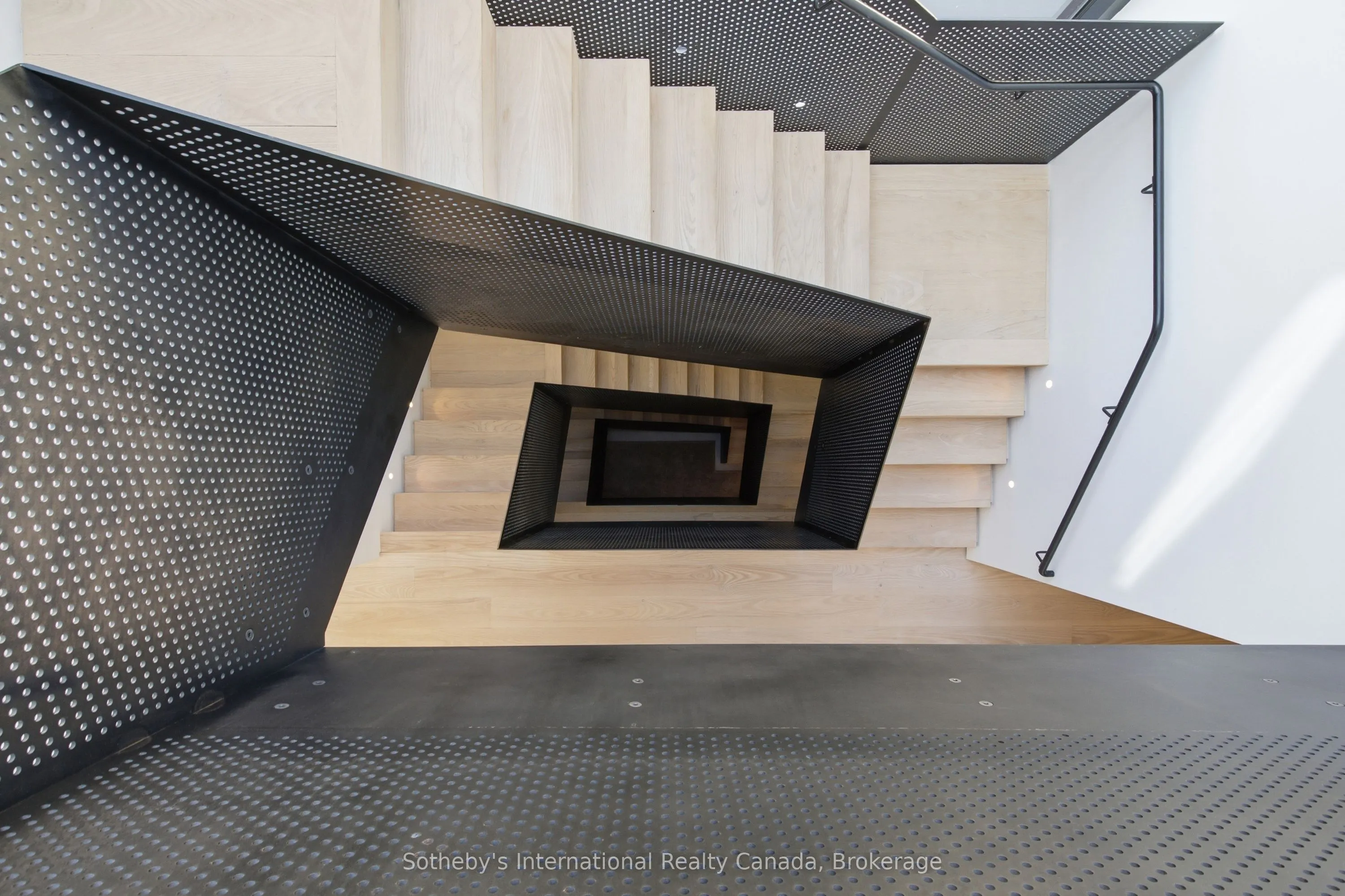 32 Ahrens Street W