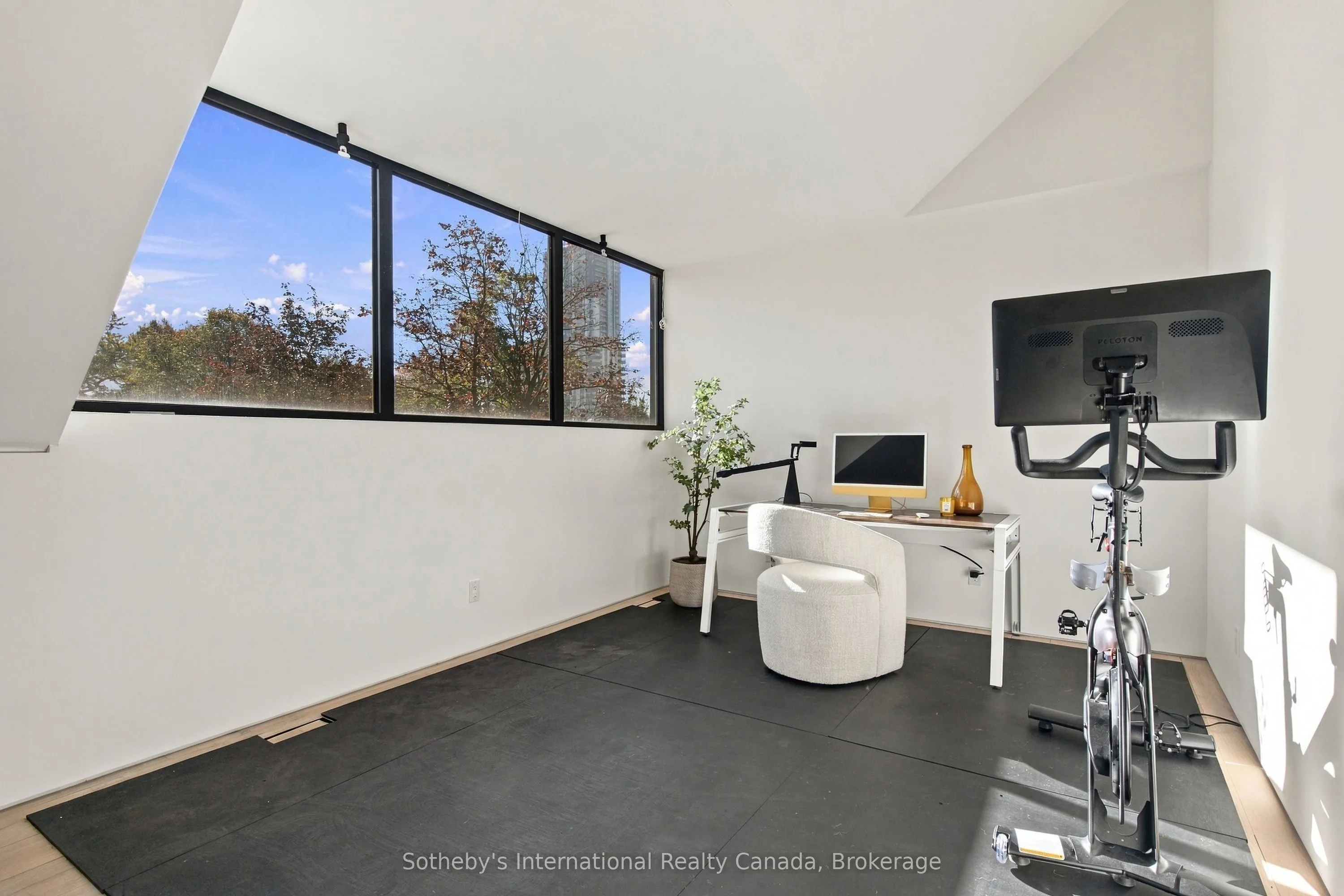 32 Ahrens Street W