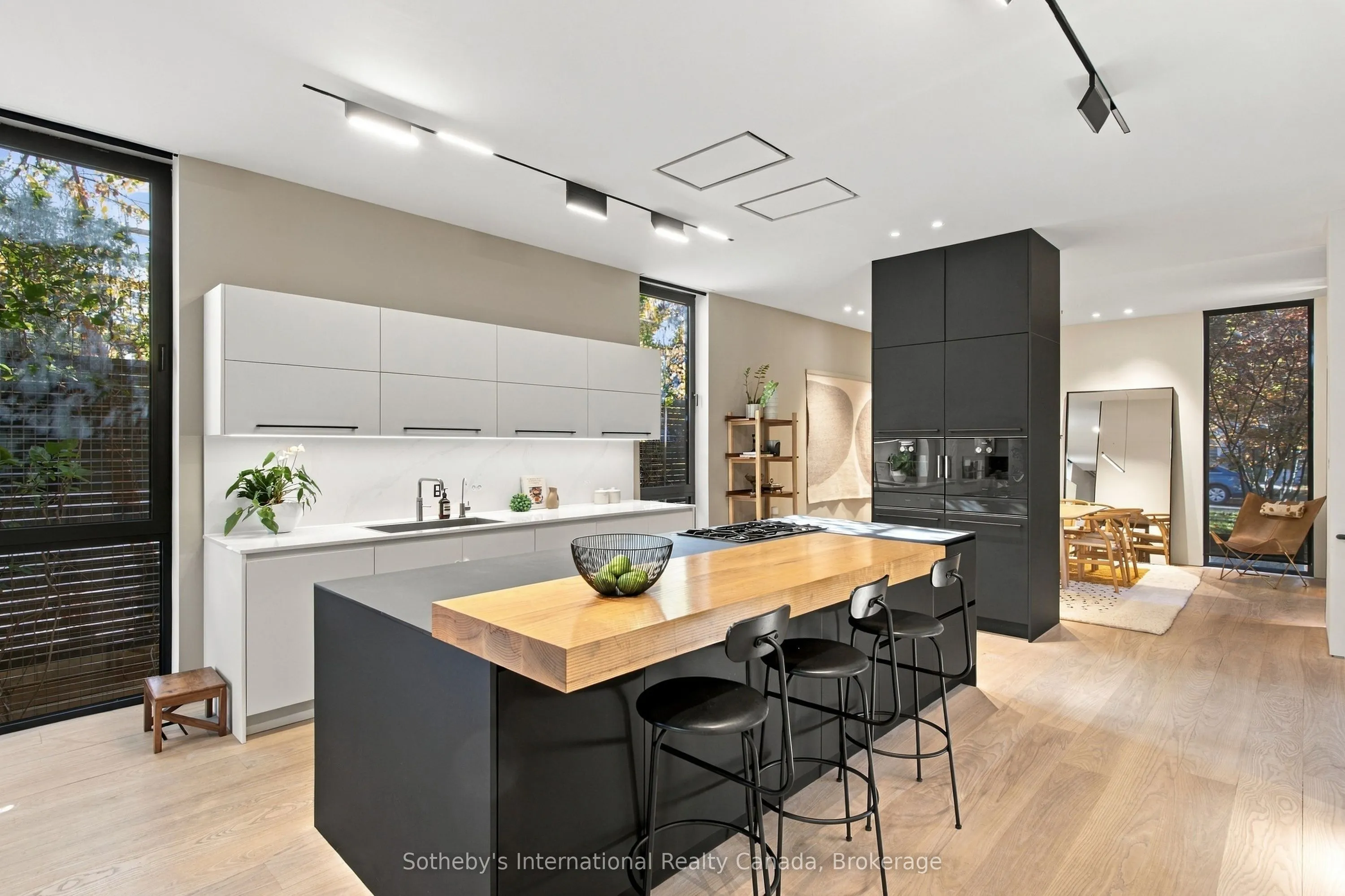 32 Ahrens Street W